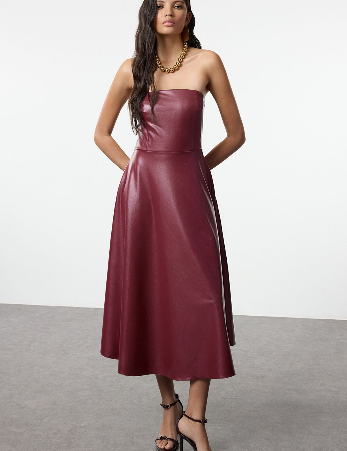 Elegant Maroon Strapless Faux Leather Midi Dress – Perfect for Evening Events

Make a bold statement with this strapless maroon faux leather midi dress. Ideal for evening events, this dress combines sophistication with a chic A-line silhouette.