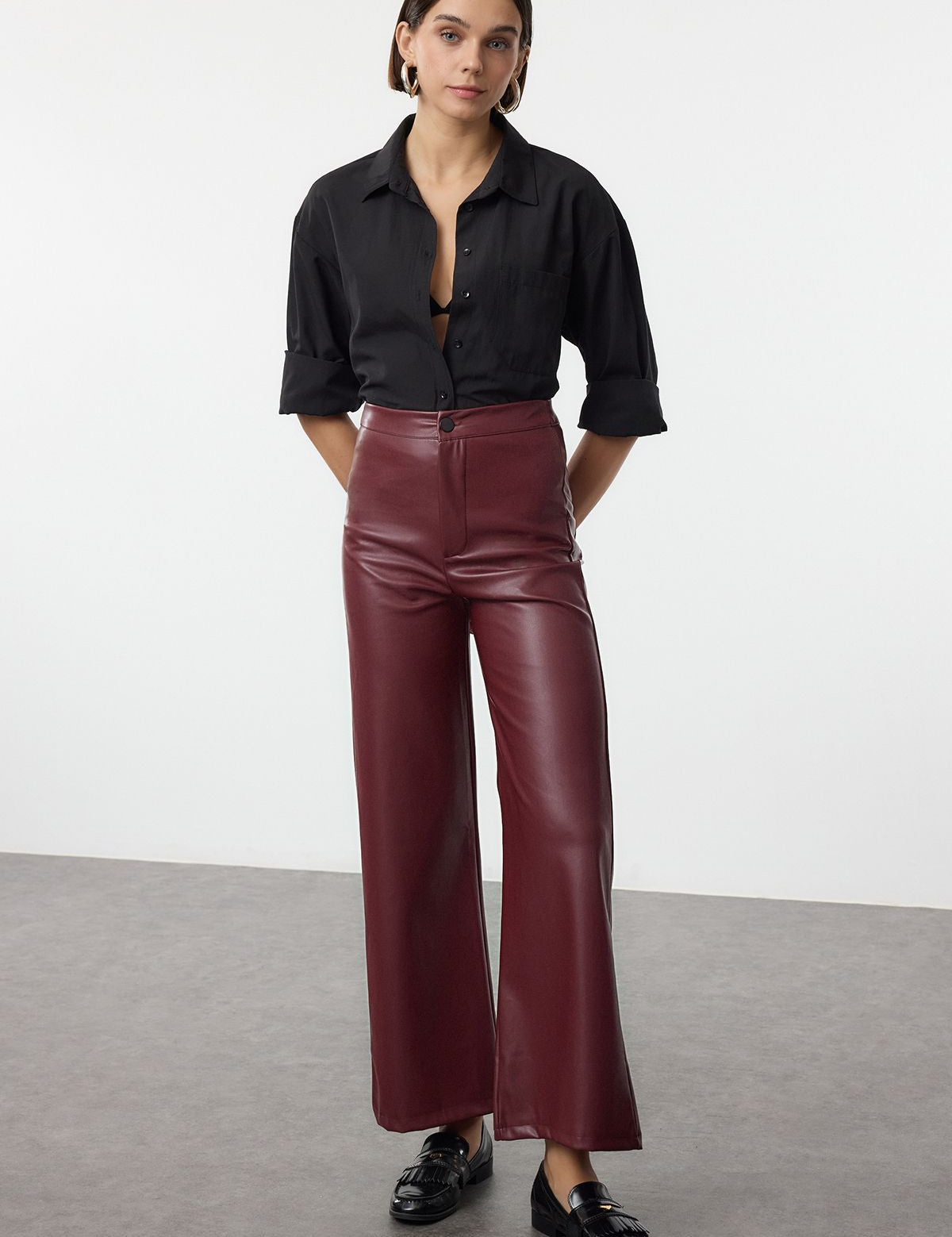 High-Waisted Burgundy Faux Leather Wide-Leg Pants - Elegant & Stylish for Women

Make a statement with these high-waisted burgundy faux leather wide-leg pants. Perfect for casual or evening wear, these stylish pants combine comfort with a sophisticated look.