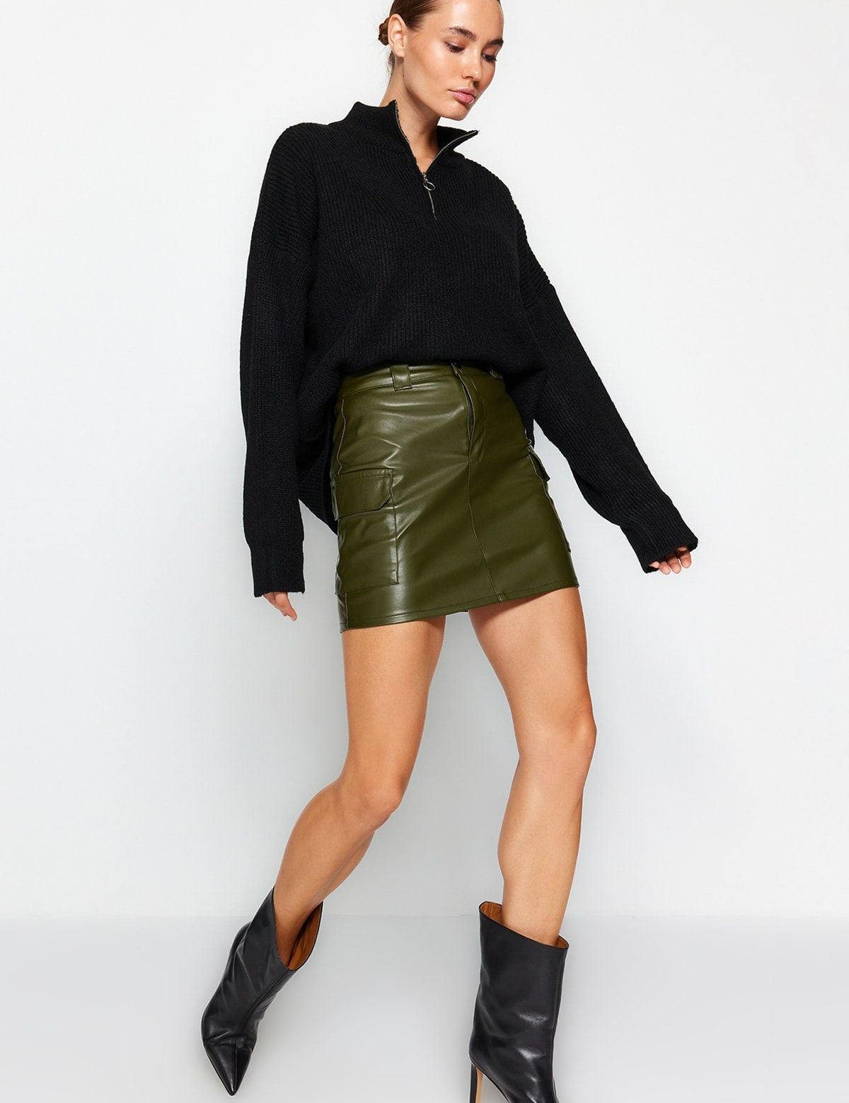 Olive Green Faux Leather Mini Skirt – Stylish Streetwear with Utility Pockets

Explore this chic olive green faux leather mini skirt with utility pockets. Perfect for streetwear-inspired outfits or casual looks. Pair it with boots or sneakers!