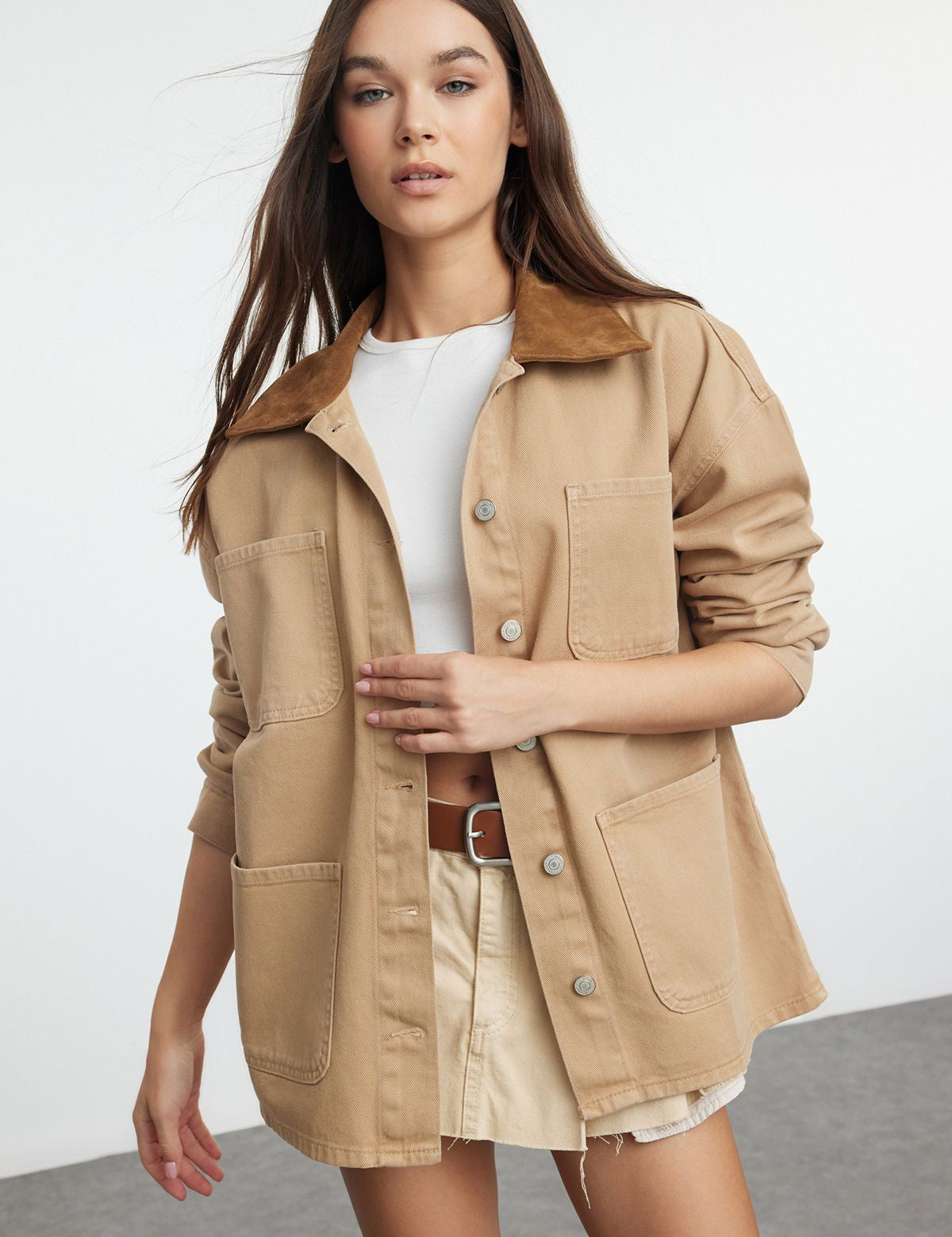            Beige utility jacket for women
	•	Oversized workwear jacket
	•	Casual jacket with suede collar
	•	Women’s button-up utility jacket
	•	Lightweight outdoor utility coat
	•	Street-style beige jacket
	•	Functional jacket with pockets
	•	Women’s casual outerwear fall
	•	Layering utility jacket
	•	Trendy workwear-inspired fashion