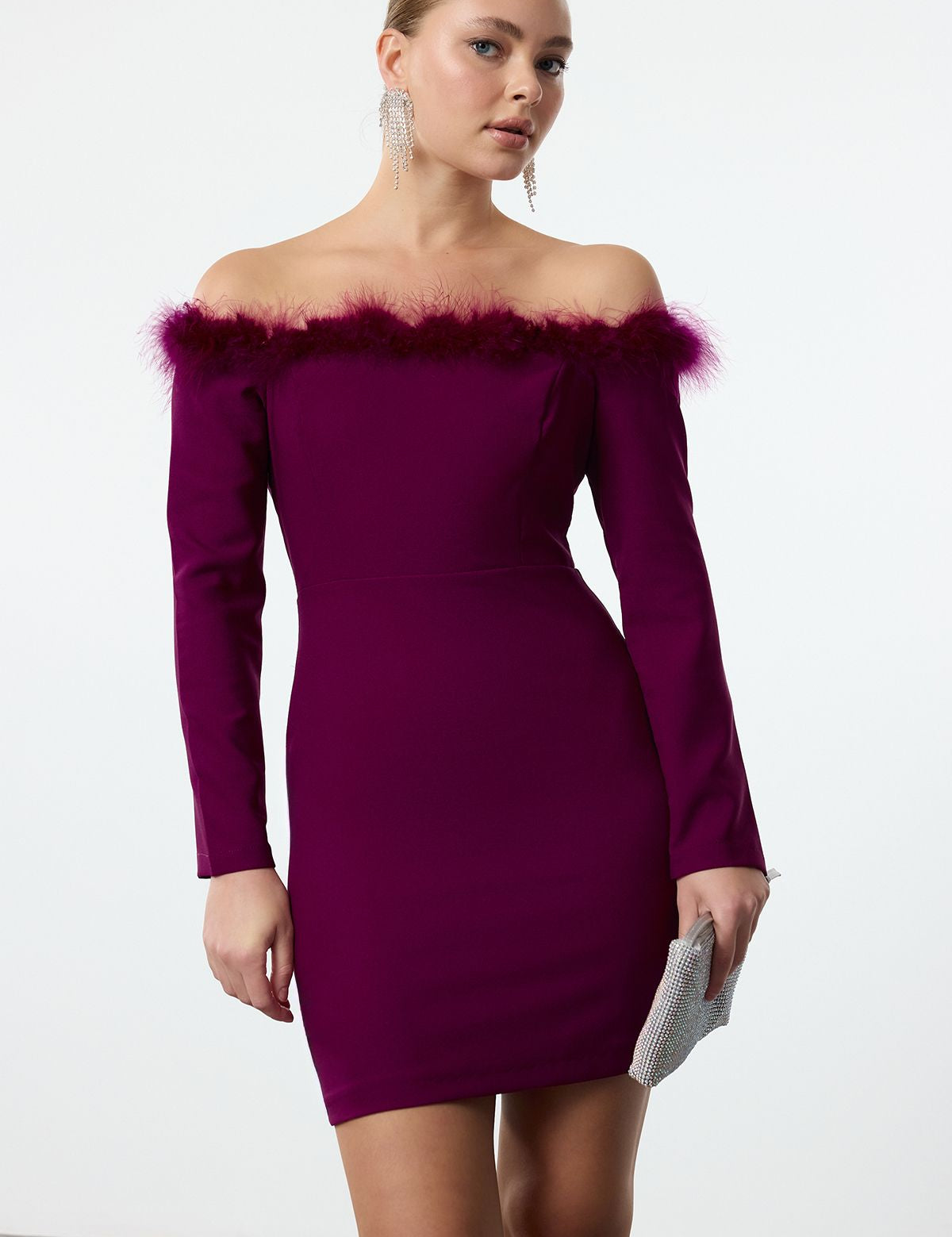 Elegant Off-Shoulder Plum Mini Dress with Feathered Neckline – Perfect for Parties

Step into elegance with this plum off-shoulder mini dress featuring a feathered neckline. Perfect for cocktail parties and evening events, this dress combines sophistication with a bold style statement.