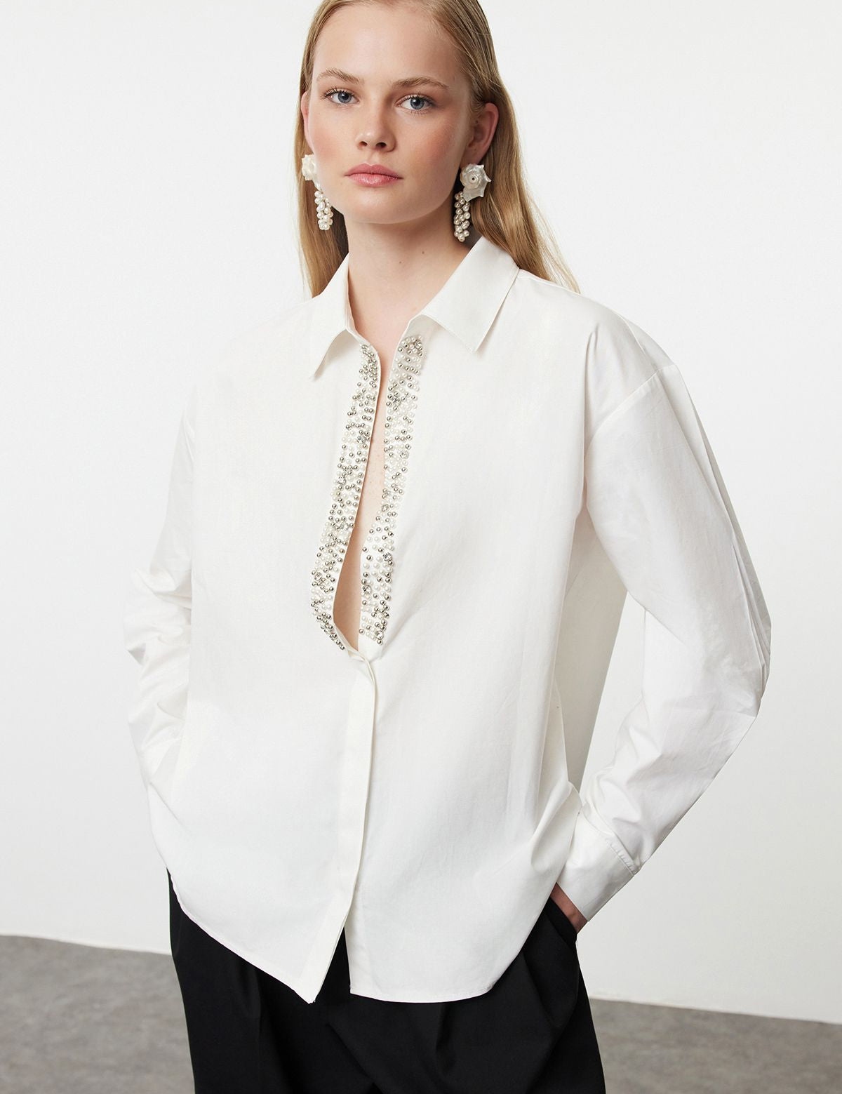 Elegant White Embellished Collared Blouse – Perfect for Glamorous Occasions

Discover elegance with this white embellished collared blouse, ideal for sophisticated events, office wear, or stylish evenings. A chic addition to your wardrobe with a touch of sparkle.