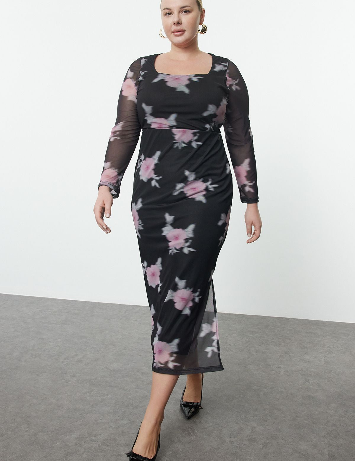 Floral Black Mesh Midi Dress – Plus Size Evening Bodycon Dress with Long Sleeves

Turn heads in this floral black mesh midi dress. Plus size bodycon fit, long sleeves, and romantic floral print make it perfect for special occasions and evening wear.