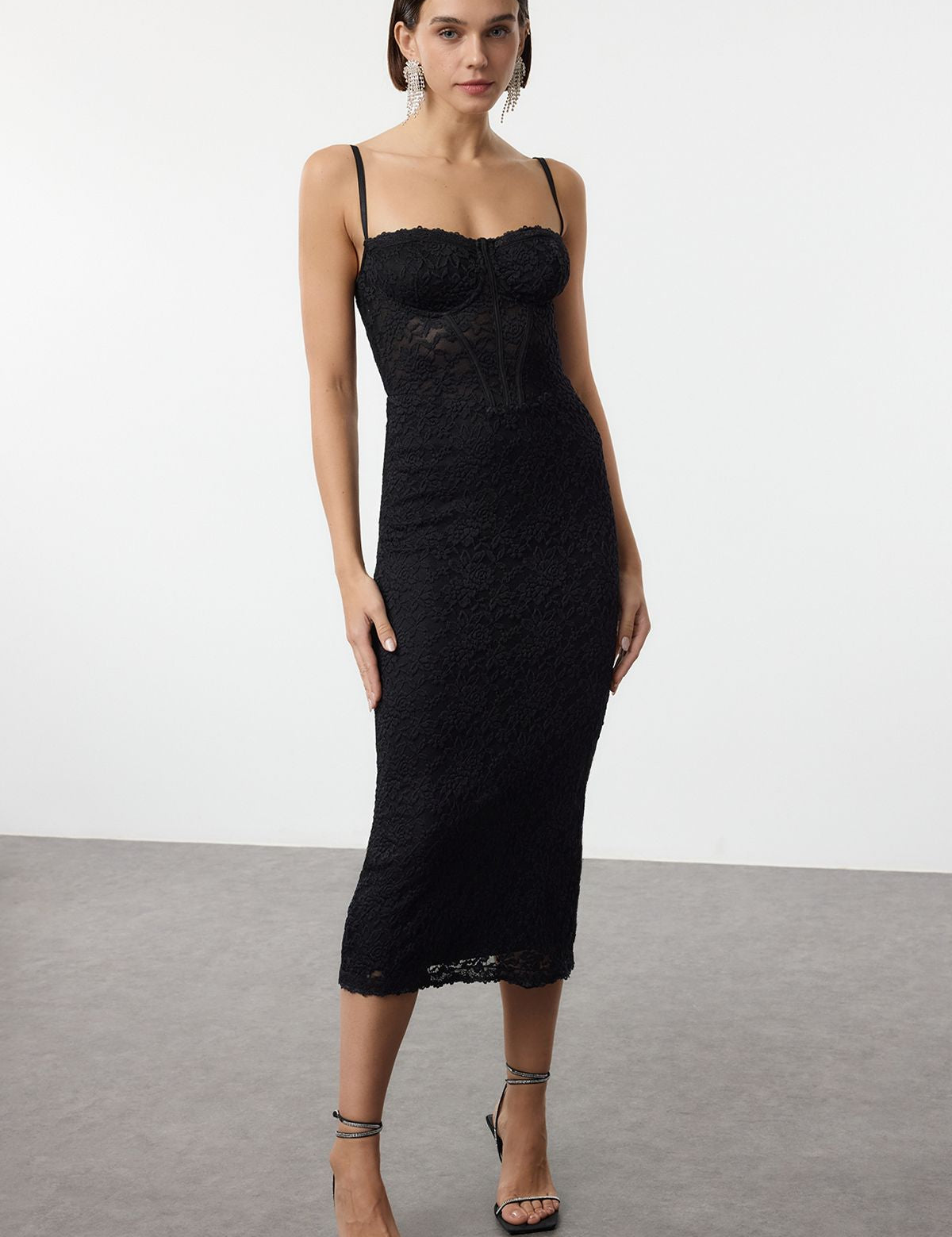 Turn heads with our women’s black lace corset midi dress, perfect for evening events and special occasions. Elegant floral lace with a structured fit. Shop now!