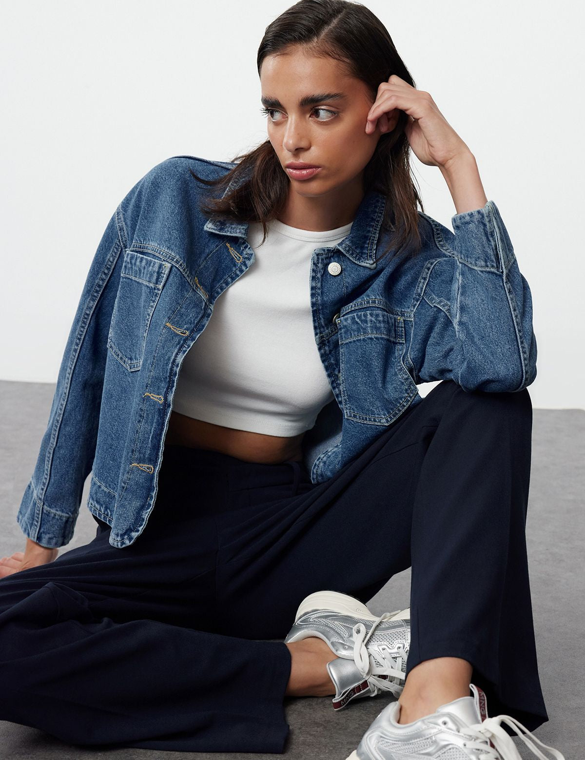 Discover the perfect blend of comfort and style with our women’s boxy-fit denim jacket. Lightweight, versatile, and timeless – ideal for layering all year round. Shop now!