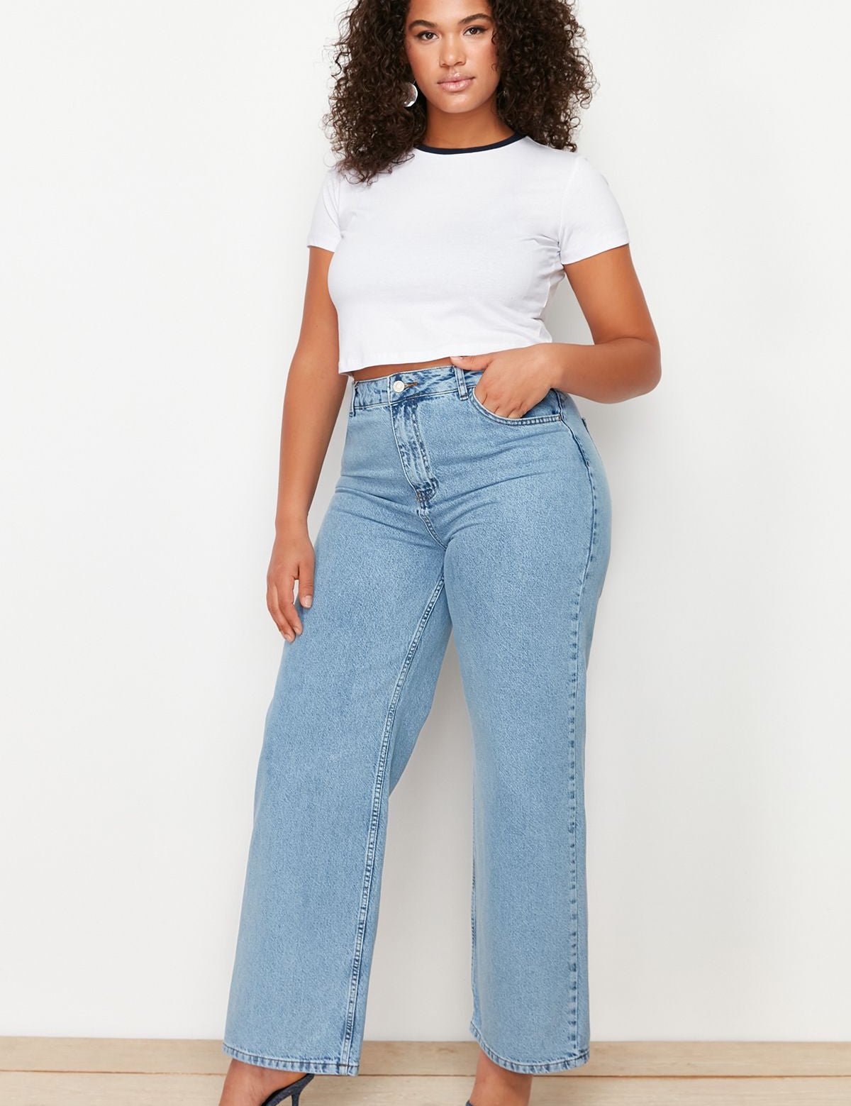 Shop high-waisted wide-leg denim jeans for women in a classic light wash. Perfect for casual and smart-casual outfits, these timeless jeans offer style and comfort.