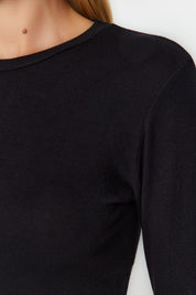 Classic Black Long Sleeve Crop Top - Fitted Basic for Everyday Style