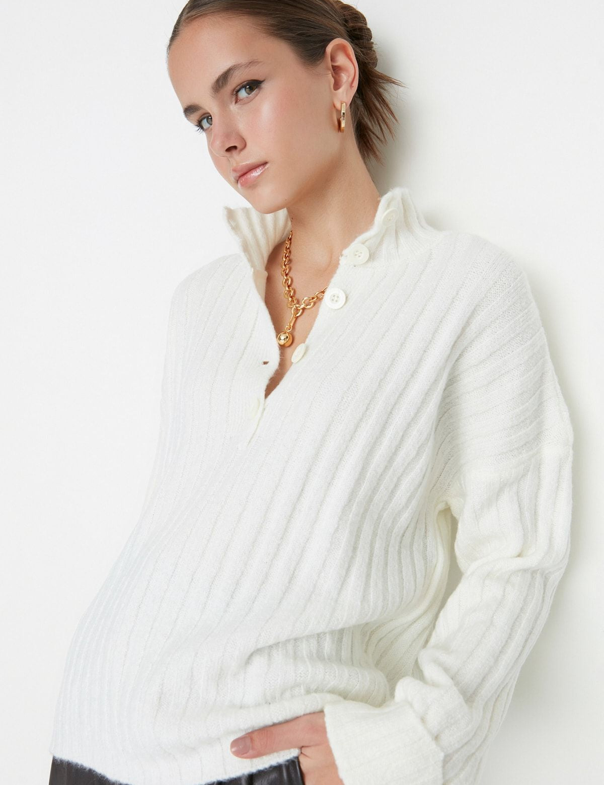 White Ribbed Button-Up Sweater – Elegant Collared Knitwear for Women

Stay chic with this white ribbed button-up sweater featuring a collared design and soft knit fabric. Perfect for layering or wearing alone. Shop now for timeless style!