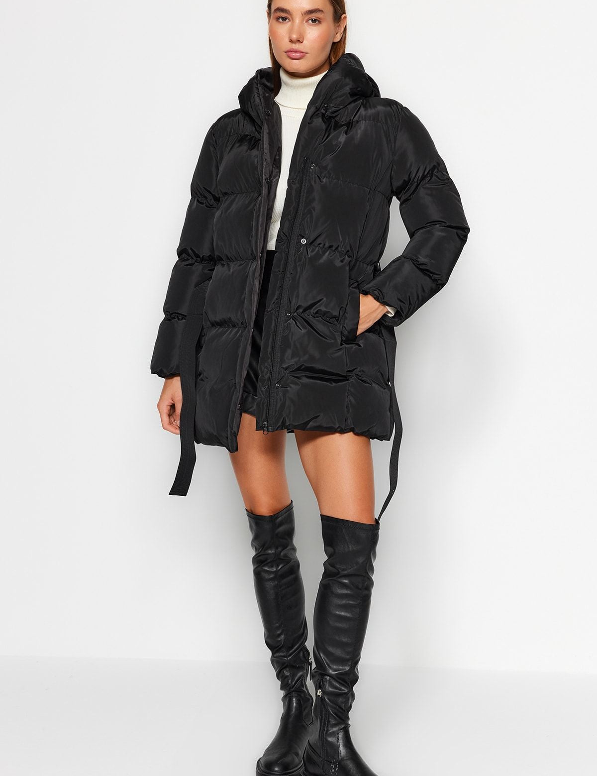 Stay warm in style with our Women’s Oversized Black Puffer Jacket. Featuring a detachable hood, quilted design, and adjustable waist tie, this puffer coat is the perfect winter essential.