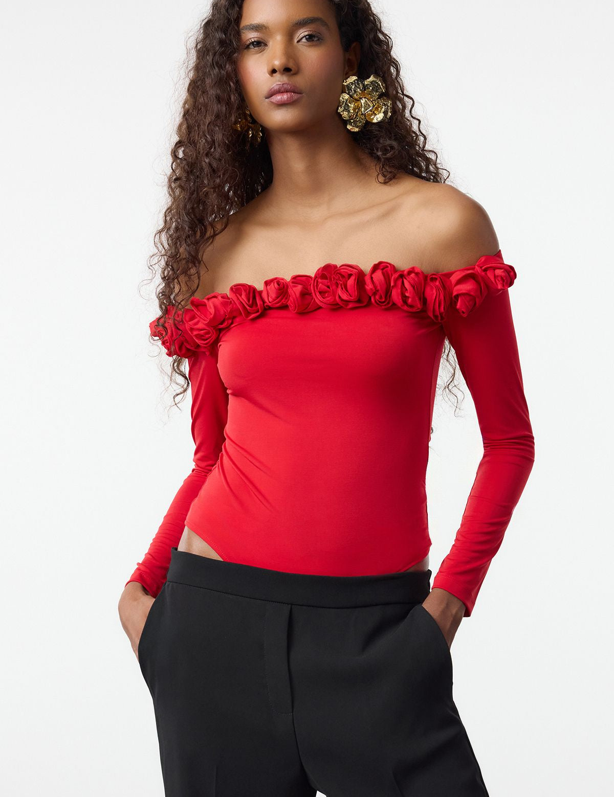 Red Off-Shoulder Bodysuit with Floral Ruffle Trim – Elegant and Romantic Look for Women

Stand out in this red off-shoulder bodysuit with floral ruffle trim. Perfect for date nights or elegant evenings, this body-hugging piece combines sophistication and style.