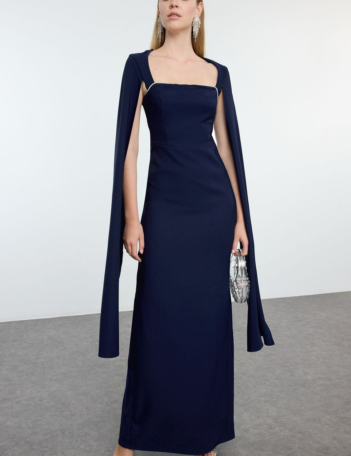 Elegant Navy Blue Cape Sleeve Evening Gown – Perfect for Formal Events
Stand out at any formal event in this elegant navy blue evening gown with dramatic cape sleeves. A sophisticated choice for galas, weddings, and special occasions.