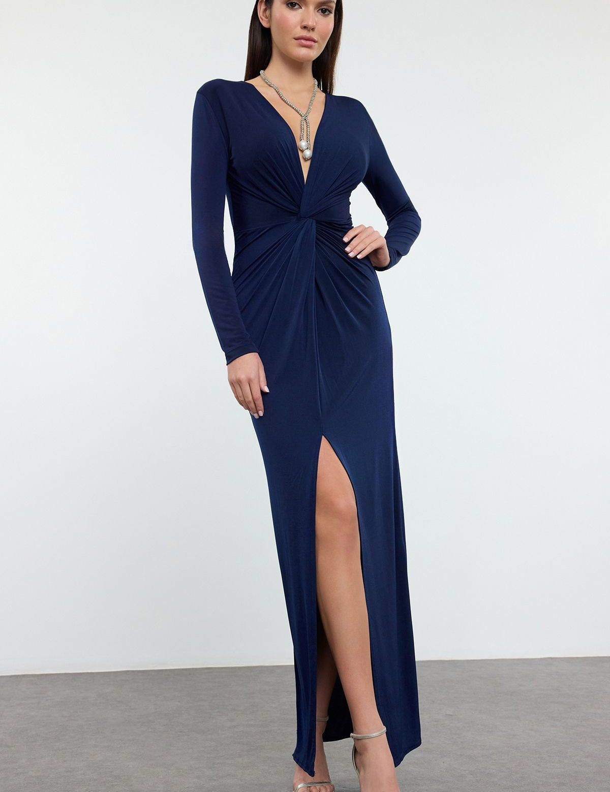 Elegant Navy Blue Long-Sleeve Maxi Dress with Deep V-Neck and Side Slit
Step out in style with our elegant navy blue maxi dress featuring a deep V-neck, twist waist detail, and side slit. Perfect for evening events and formal occasions, this long-sleeve gown combines sophistication and allure for a memorable look.