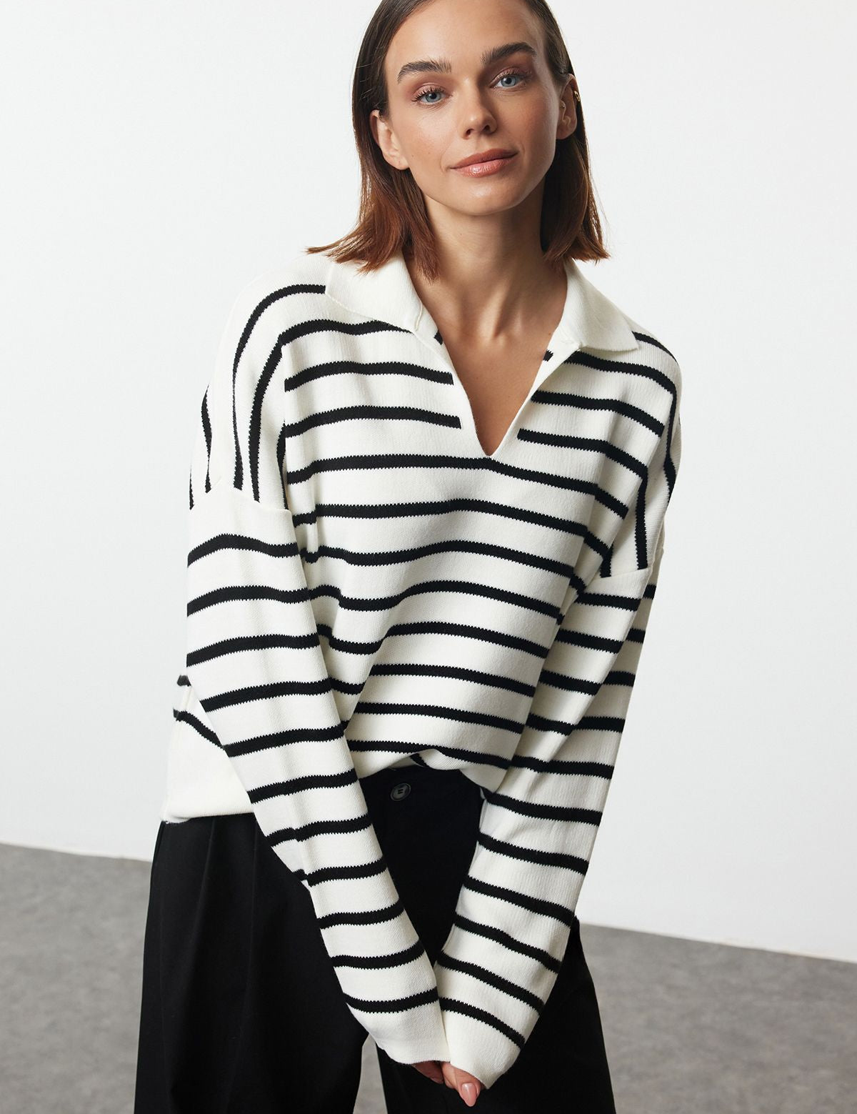 Timeless Black and White Striped Collared Sweater for Women – Elegant Casual Knitwear

Stay stylish with this classic black and white striped collared sweater. Perfect for casual or semi-formal wear, this relaxed-fit sweater offers comfort and elegance for any occasion.