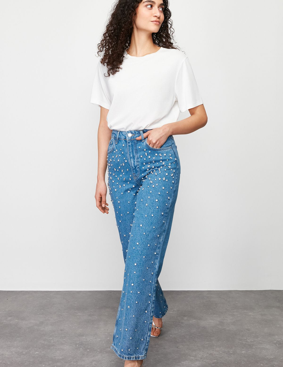 High-waisted pearl jeans for women
	•	Pearl embellished straight-leg denim
	•	Light blue statement jeans
	•	Trendy jeans with pearl details
	•	High-rise pearl denim pants
	•	Women’s casual chic embellished jeans
	•	Stylish straight-leg jeans outfit
	•	Fall fashion pearl jeans
	•	Elegant jeans with pearl decor
	•	Jeans for dressing up or down