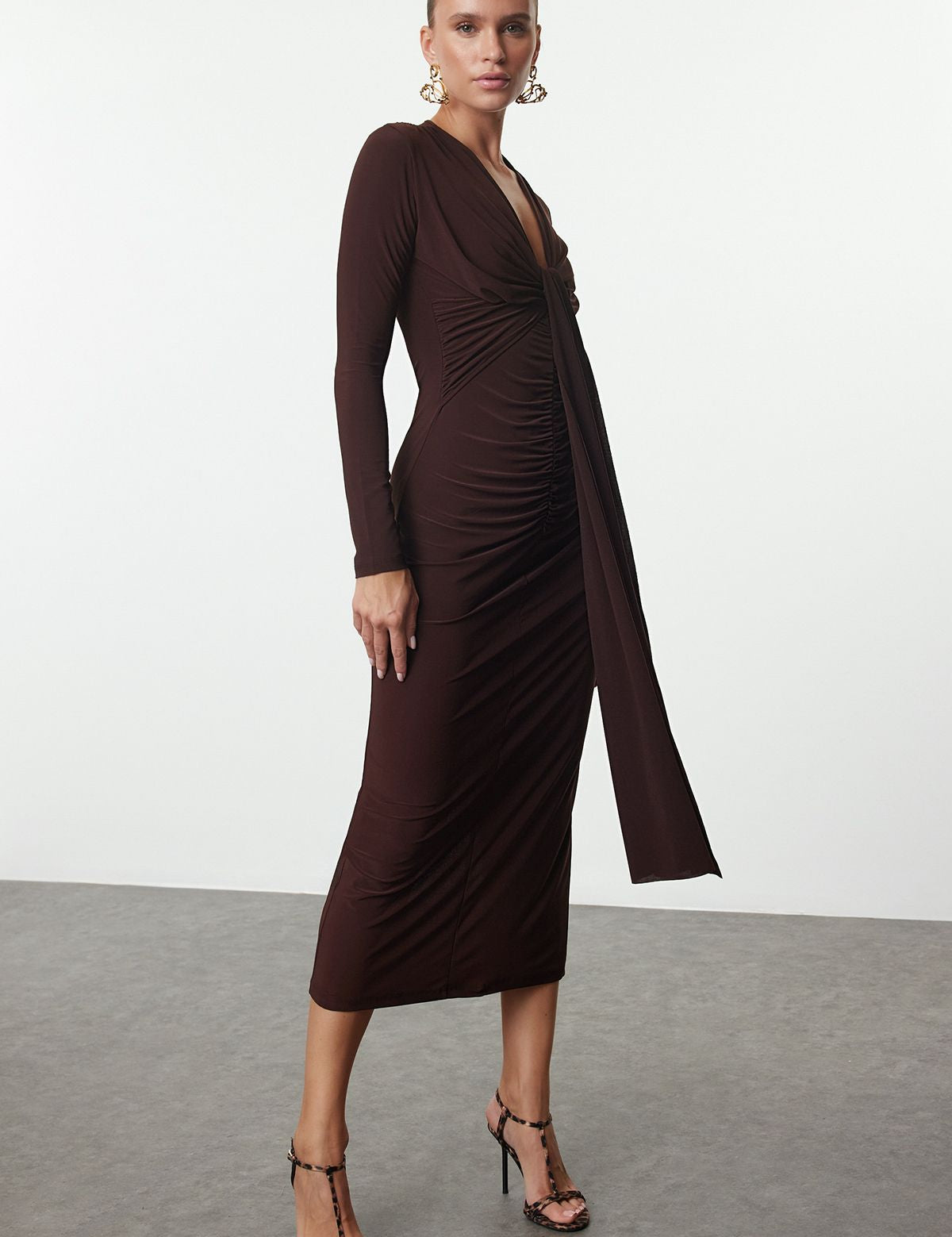 Long-sleeve brown midi dress
	•	Women’s bodycon draped dress
	•	Elegant midi dress with ruched details
	•	Evening wear for women
	•	Special occasion bodycon dress
	•	Plunging neckline dress for women
	•	Stretchy brown midi dress
	•	Long-sleeve bodycon dress outfit
	•	Trendy midi dresses for fall
	•	Knot front dress for women