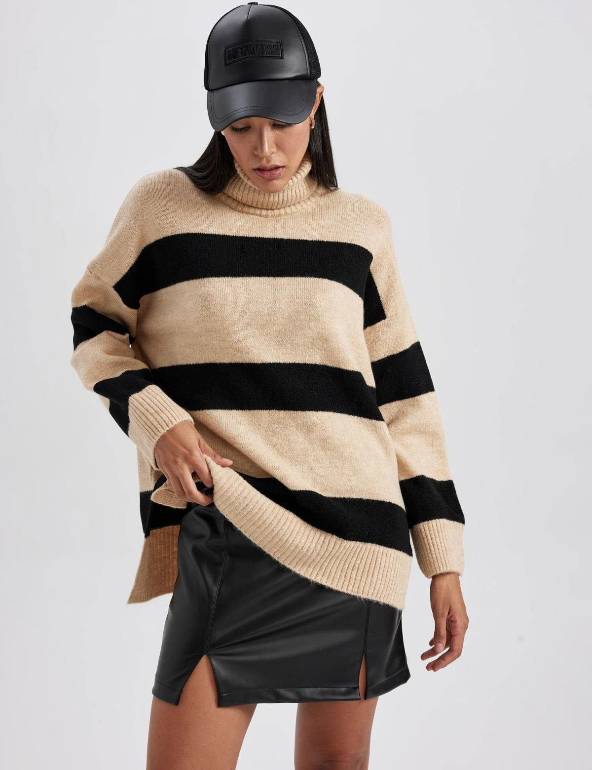 Upgrade your wardrobe with our Cozy Striped Turtleneck Sweater in beige and black. This soft knit pullover offers a stylish and comfortable fit, perfect for fall and winter. Shop now for effortless chic!