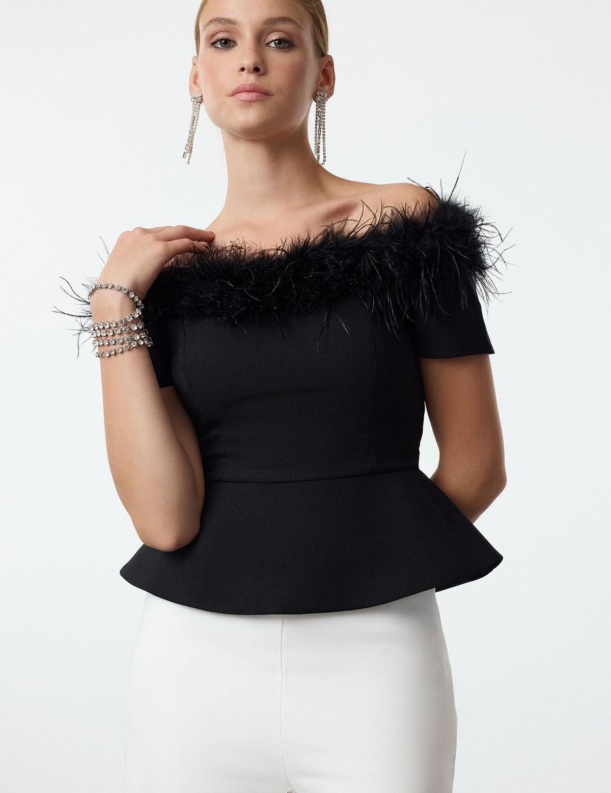 Chic Off-Shoulder Feather Trim Black Peplum Top - Elegant Eveningwear
Elevate your evening style with this off-shoulder black peplum top featuring a feather trim. Perfect for special occasions, it offers a flattering fit with a touch of sophistication.