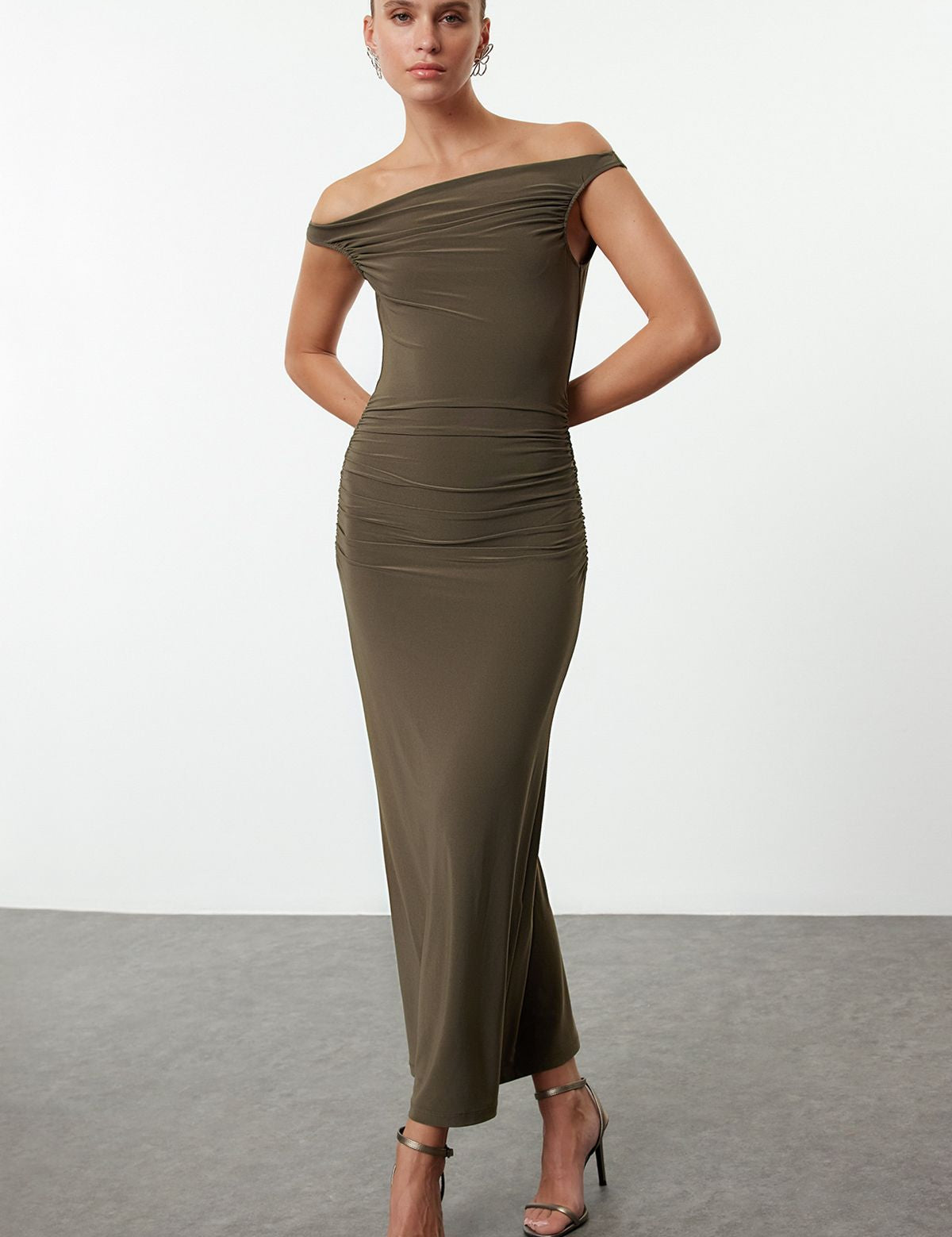 
Elegant Olive Off-Shoulder Maxi Dress | Ruched Bodycon Evening Gown

Turn heads in this elegant off-shoulder olive maxi dress, perfect for evening occasions. With ruched detailing and a body-hugging silhouette, this dress is designed for sophistication and style. Shop now for your next event!