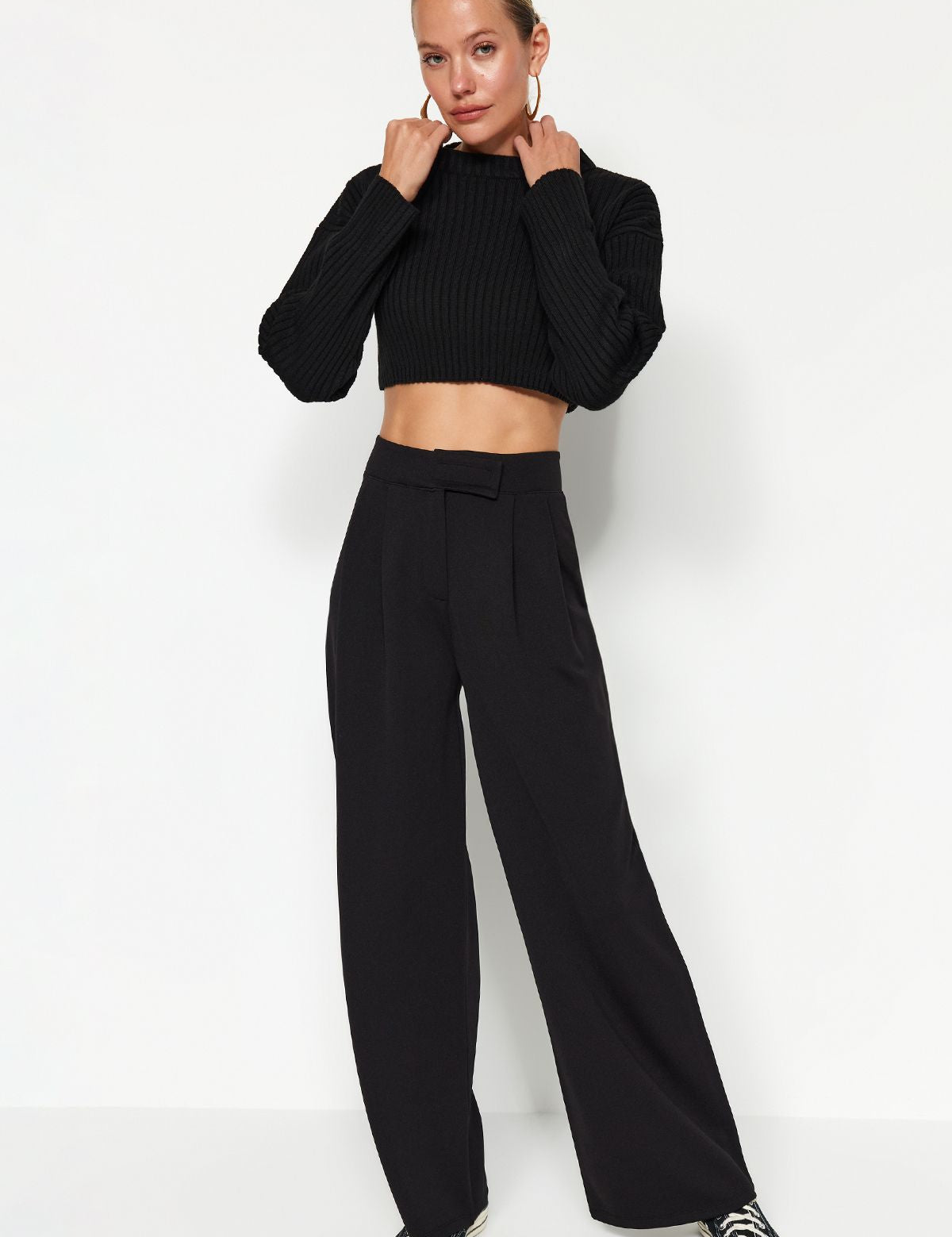  High-waisted wide leg trousers
• Black pleated dress pants
• Women’s high-rise wide leg pants
• Elegant black trousers
• Formal wide leg trousers
• Tailored black pants
• Classic wide leg pants
• Office wear black trousers
• Sophisticated dress pants
• Relaxed fit pleated trousers