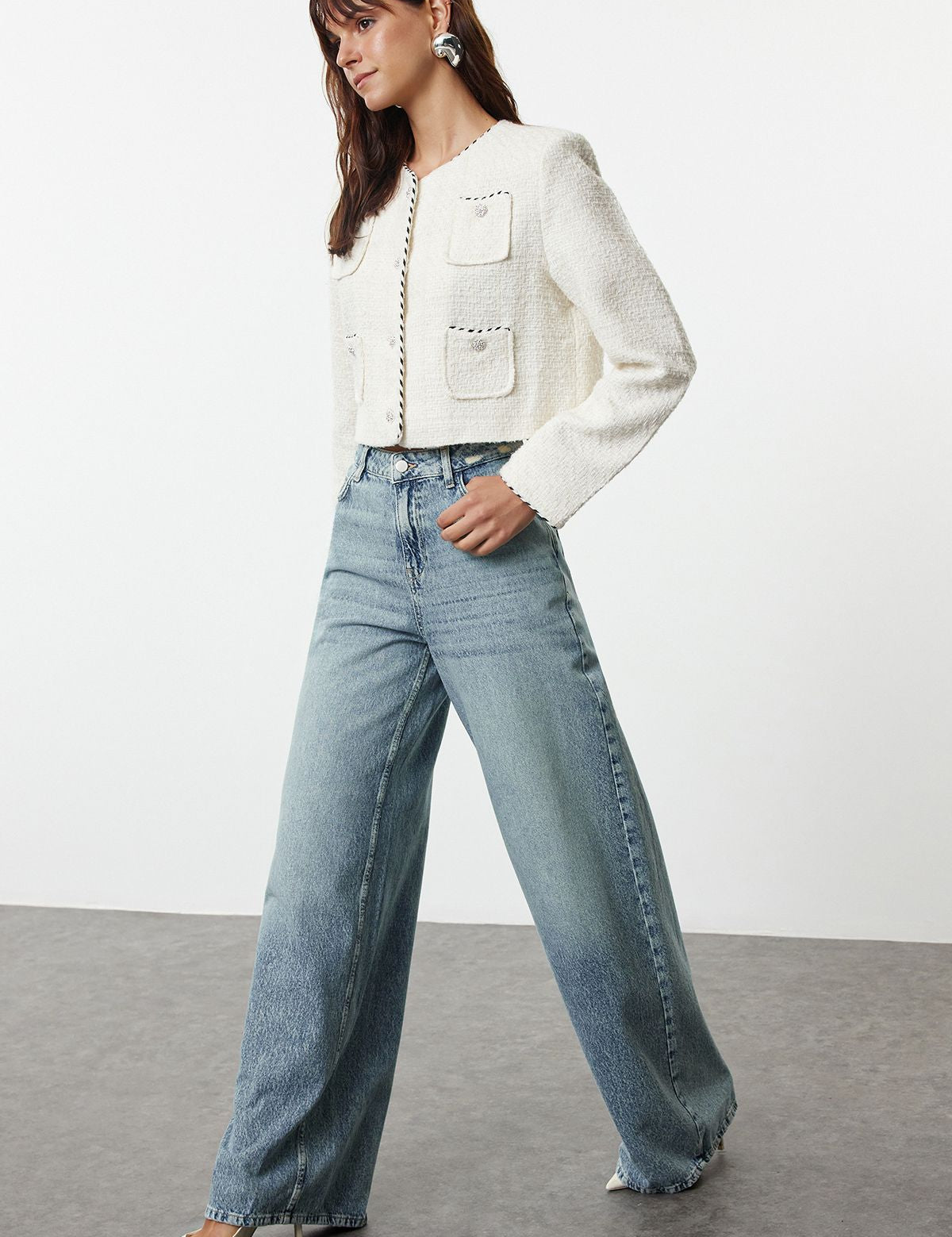 Upgrade your denim collection with our Women’s Wide-Leg High-Waisted Jeans. Featuring a flattering high-rise fit and vintage wash, these relaxed jeans offer both comfort and style for any casual look. Shop now for timeless fashion!