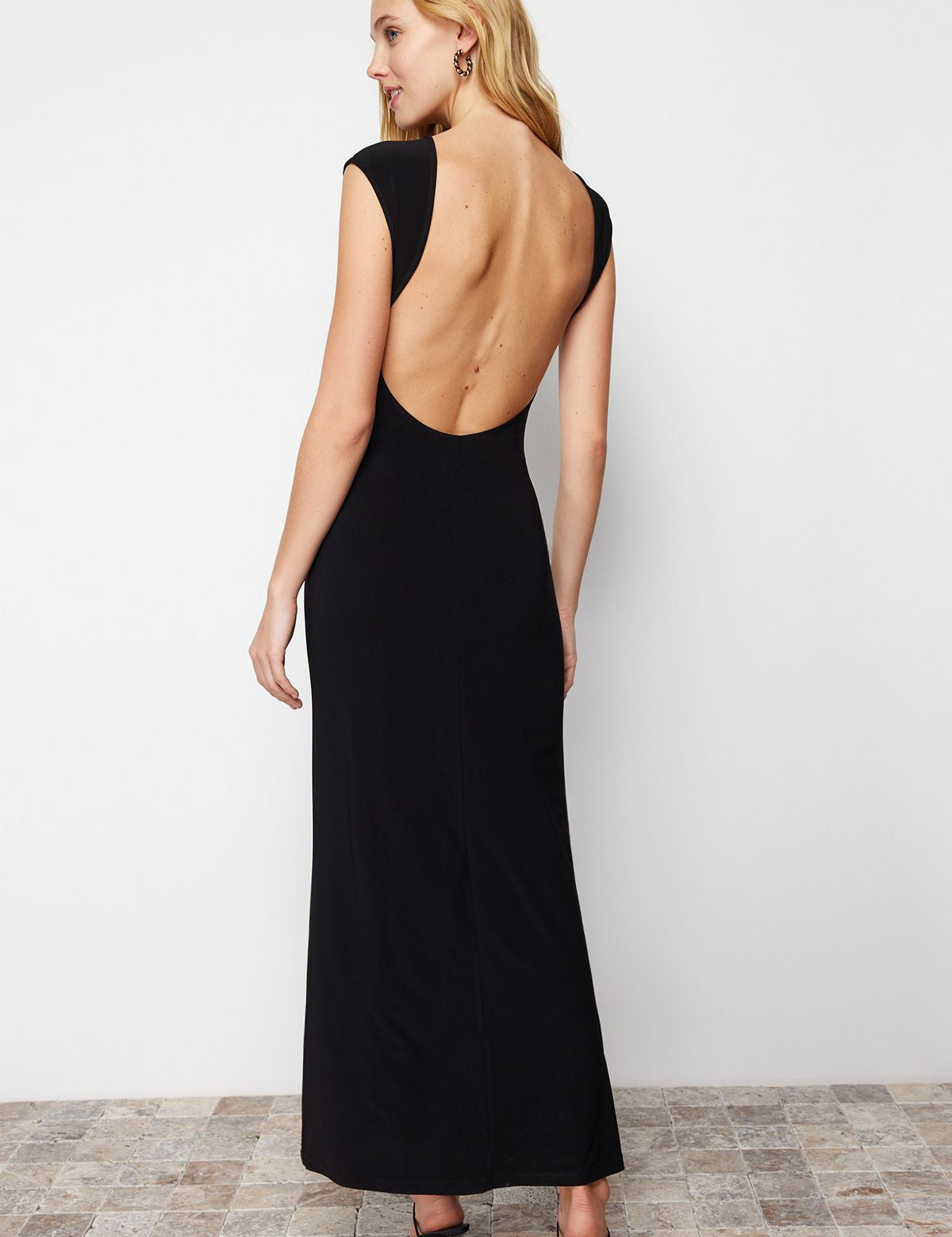 Make a statement with our black backless maxi dress for women. Perfect for evening events or special occasions, with a sleek fit and daring open back. Shop now!