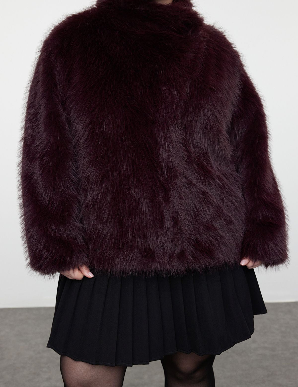 Burgundy faux fur coat women
	•	Luxe high-neck winter jacket
	•	Women’s plush faux fur coat
	•	Stylish burgundy fur jacket women
	•	Warm faux fur coat for winter
	•	Elegant women’s winter jacket
	•	Burgundy coat with high neck
	•	Women’s statement faux fur jacket
	•	Evening wear faux fur coat