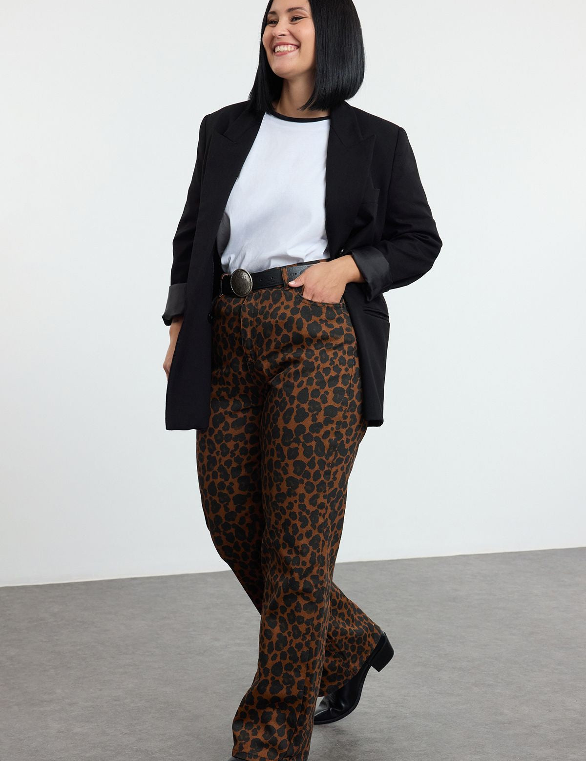 Leopard print wide-leg jeans, brown and black denim pants, women’s statement trousers, animal print casual wear, fashion-forward denim.