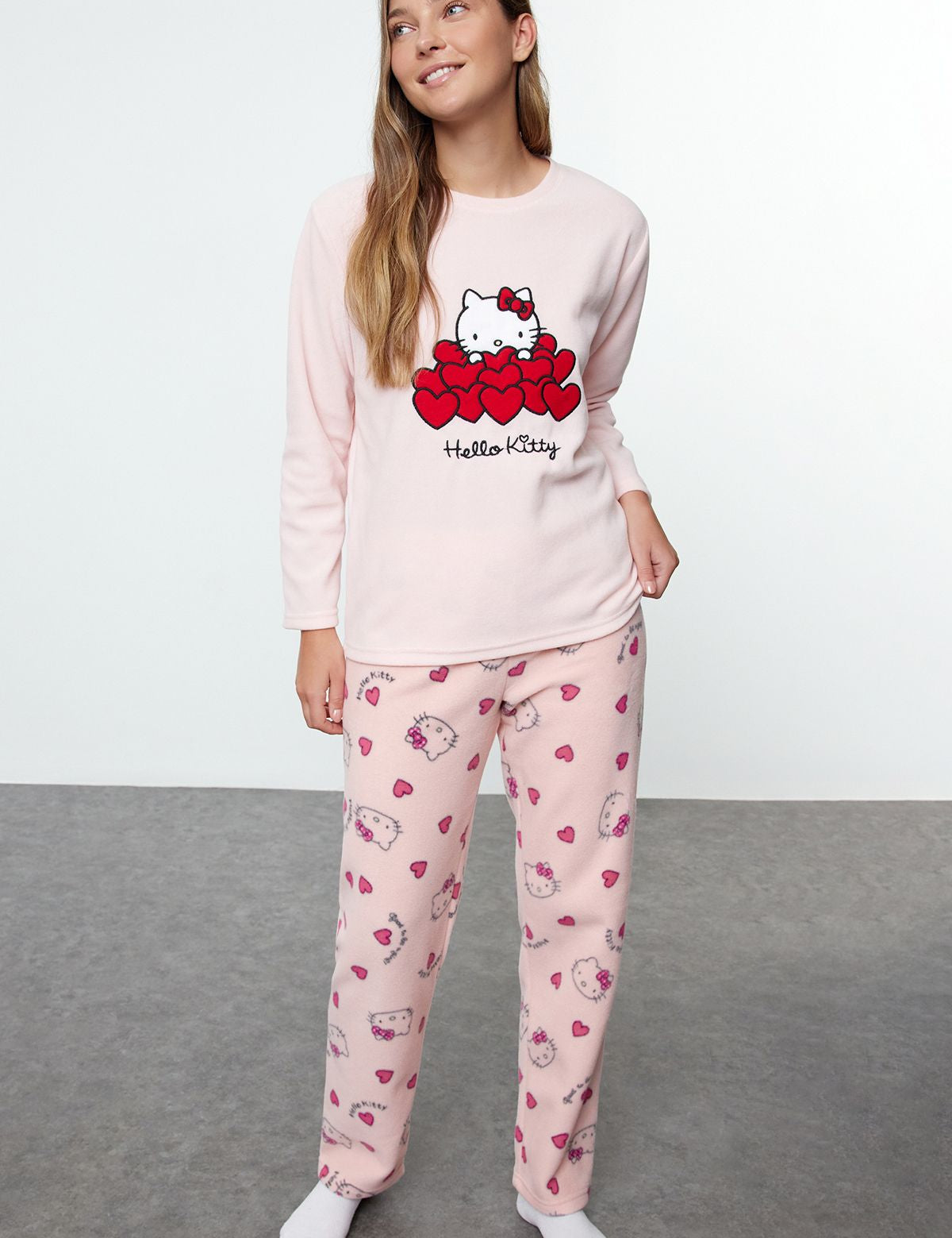 Hello Kitty pink pajama set
	•	Women’s Hello Kitty sleepwear
	•	Cozy long-sleeve pajamas for women
	•	Cute printed pajama set with Hello Kitty
	•	Lightweight loungewear for women
	•	Women’s sleepwear with fun graphics
	•	Adorable Hello Kitty gift idea
	•	Comfortable pajama set for winter nights
	•	Heart-print Hello Kitty pajamas
	•	Soft sleepwear set with Hello Kitty theme