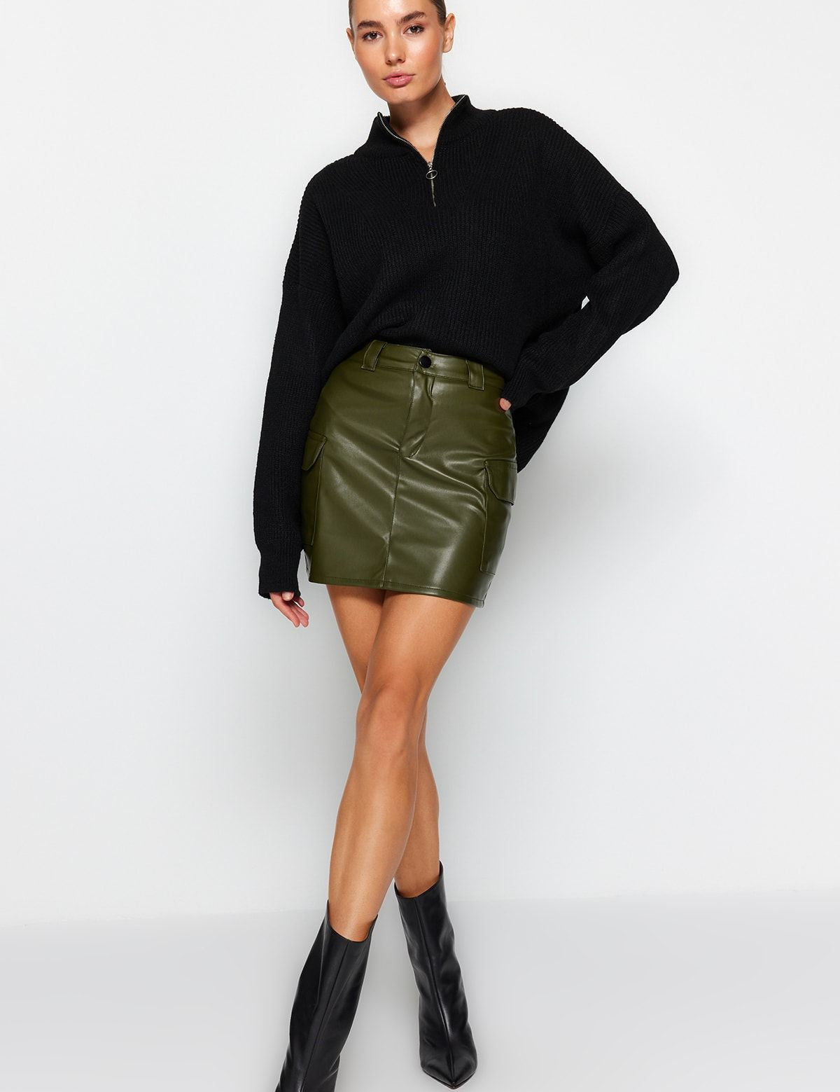 Olive Green Faux Leather Mini Skirt with Utility Pockets – Trendy Streetwear Essential