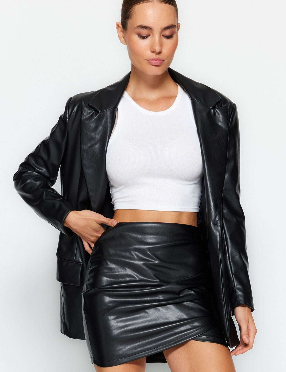 
            Black faux leather mini skirt
	•	Ruched leather skirt for women
	•	High-waisted leather mini skirt
	•	Bodycon black skirt with 
            asymmetrical hem
	•	Leather-look clubbing skirt
	•	Women’s mini skirt for parties
	•	Edgy black mini skirt outfit
	•	Faux leather skirt with ruched detailing