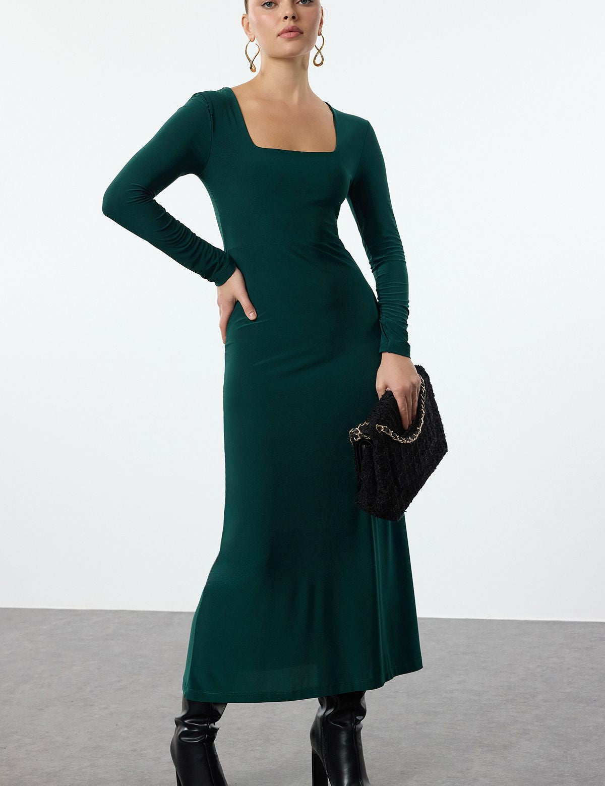 Elevate your evening style with our Square Neck Long Sleeve Midi Dress in emerald green. This elegant dress features a flattering silhouette and a chic square neckline. Shop now for timeless sophistication!