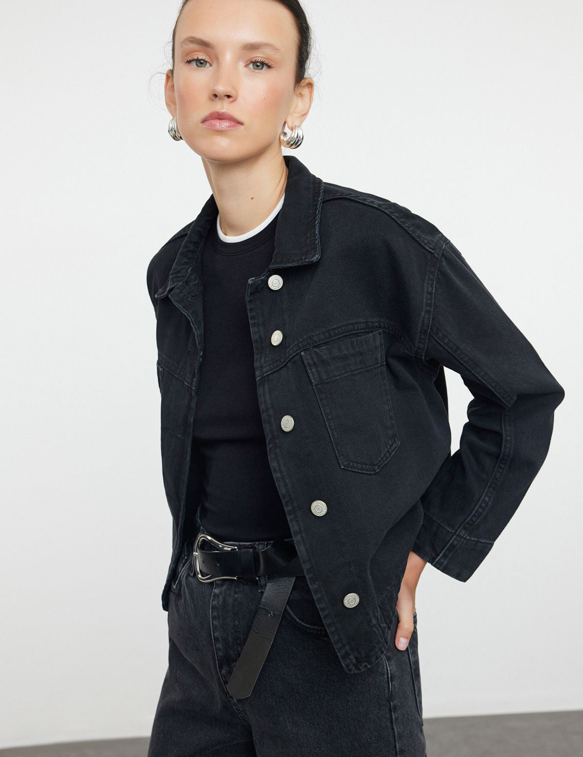             Black denim jacket for women
	•	Oversized black jean jacket
	•	Boxy fit denim jacket
	•	Casual women’s black jacket
	•	All-black outerwear outfit ideas
	•	Women’s button-up denim jacket
	•	Streetwear-style black jacket
	•	Fall and winter layering jackets
	•	Black denim jacket with pockets
	•	Versatile denim outerwear for women