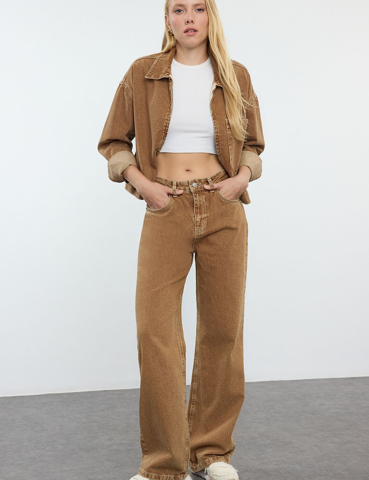              Brown denim pants
	•	Women’s relaxed-fit jeans
	•	High-waist straight-leg jeans
	•	Casual vintage wash pants
	•	Comfortable jeans for women
	•	Street-style relaxed jeans
	•	Fall wardrobe essential pants
	•	Wide-leg denim trousers
	•	Durable women’s casual pants
	•	Soft brown jeans outfit ideas