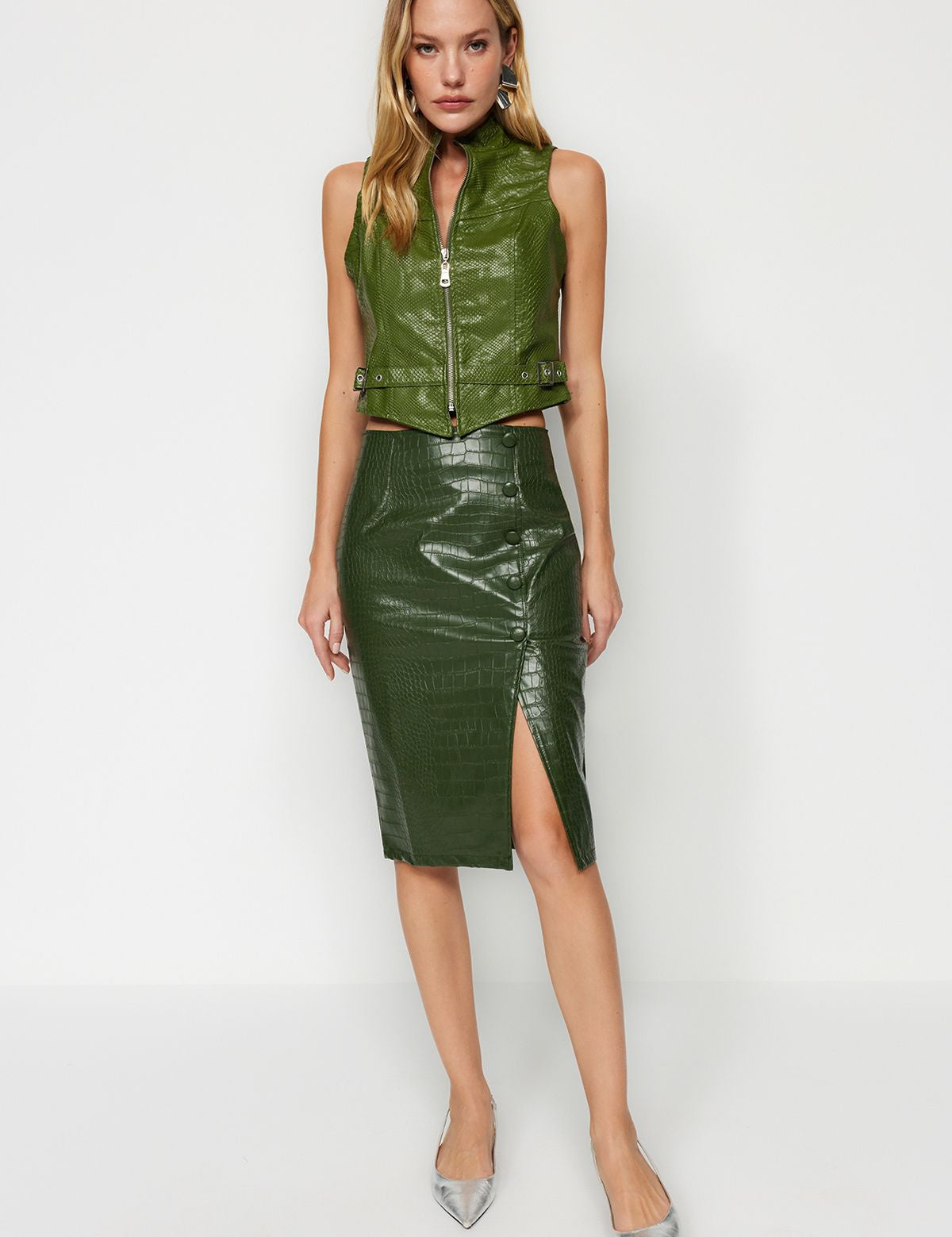 Turn heads with this green croc-embossed faux leather pencil skirt. Perfect for work or play, this high-waisted midi skirt with a side slit adds a luxurious touch to any outfit.