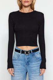 Black long sleeve crop top with a fitted silhouette, styled with blue jeans for a casual and chic look.

Black Crop Top, Long Sleeve Basics, Women’s Essential Tops, Casual Wear, Everyday Layering Pieces

Women’s Tops > Basics > Crop Tops