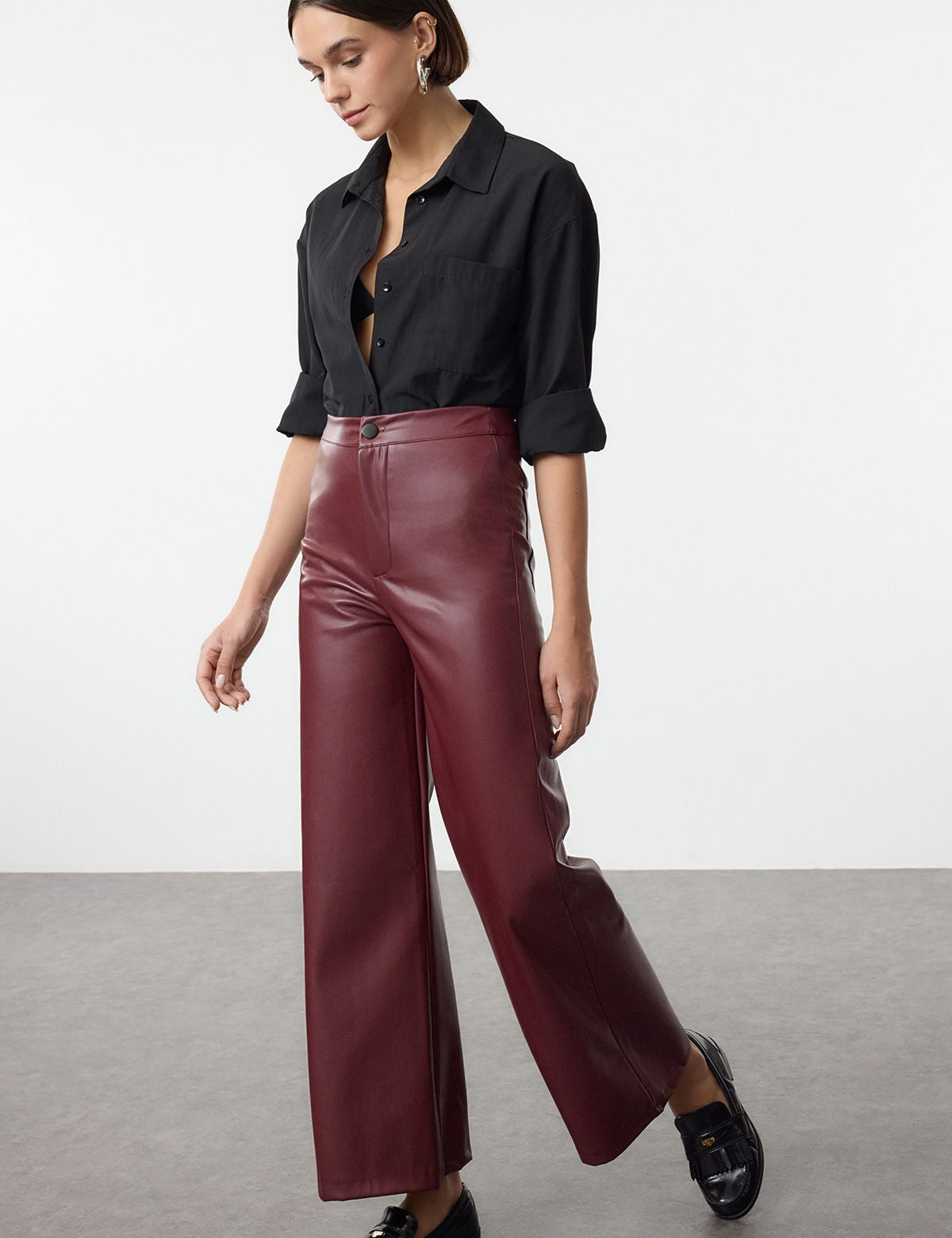 Burgundy faux leather pants
	•	High-waisted wide-leg pants
	•	Women’s faux leather trousers
	•	Stylish leather-look pants
	•	Burgundy wide-leg pants