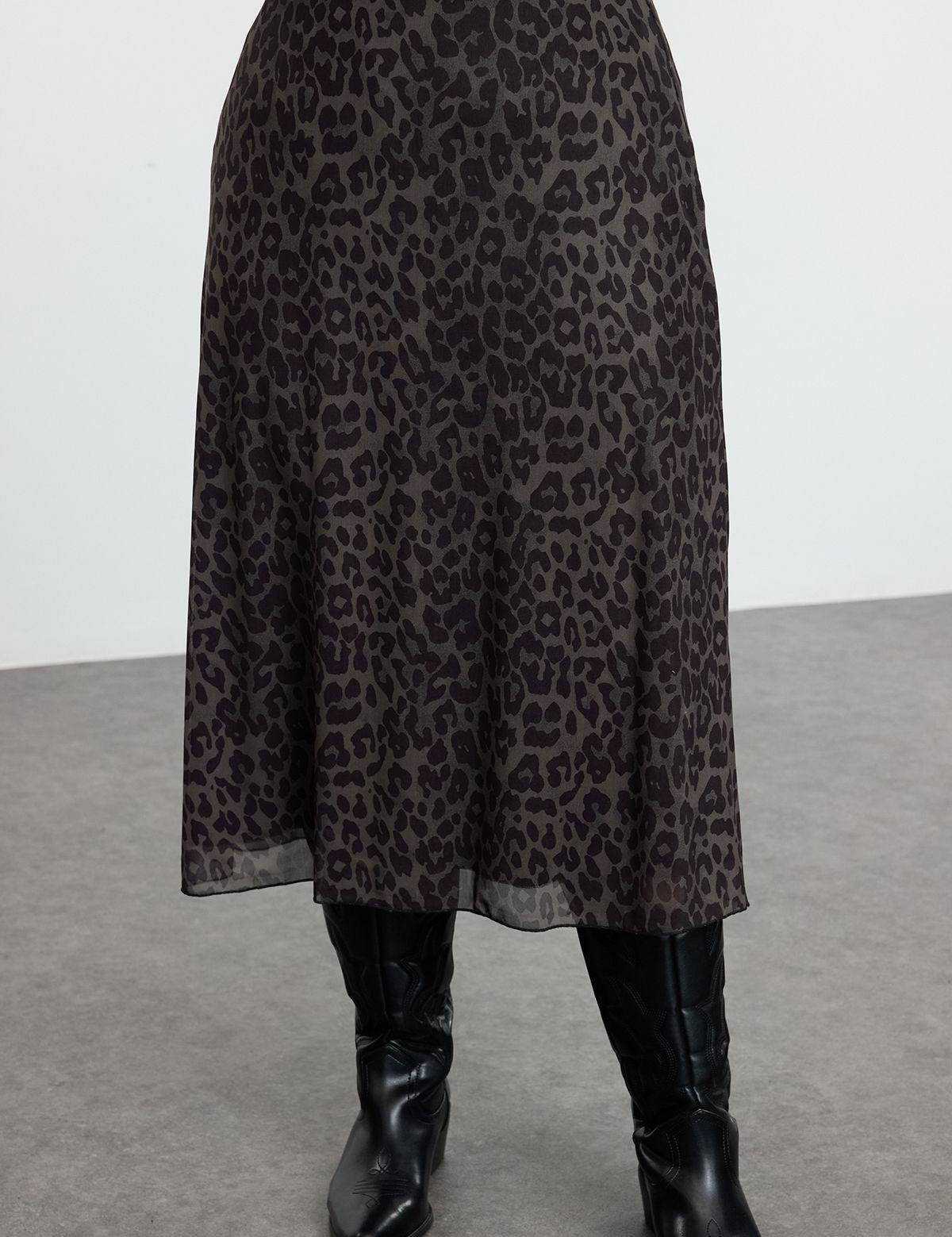 Leopard print midi skirt with an A-line silhouette, styled with black boots for a chic look.”

Leopard Print Skirt, Midi Skirt, A-Line Skirt, Women’s Fashion, Fall Skirt, Animal Print Clothing

Women’s Bottoms > Skirts > Midi Skirts