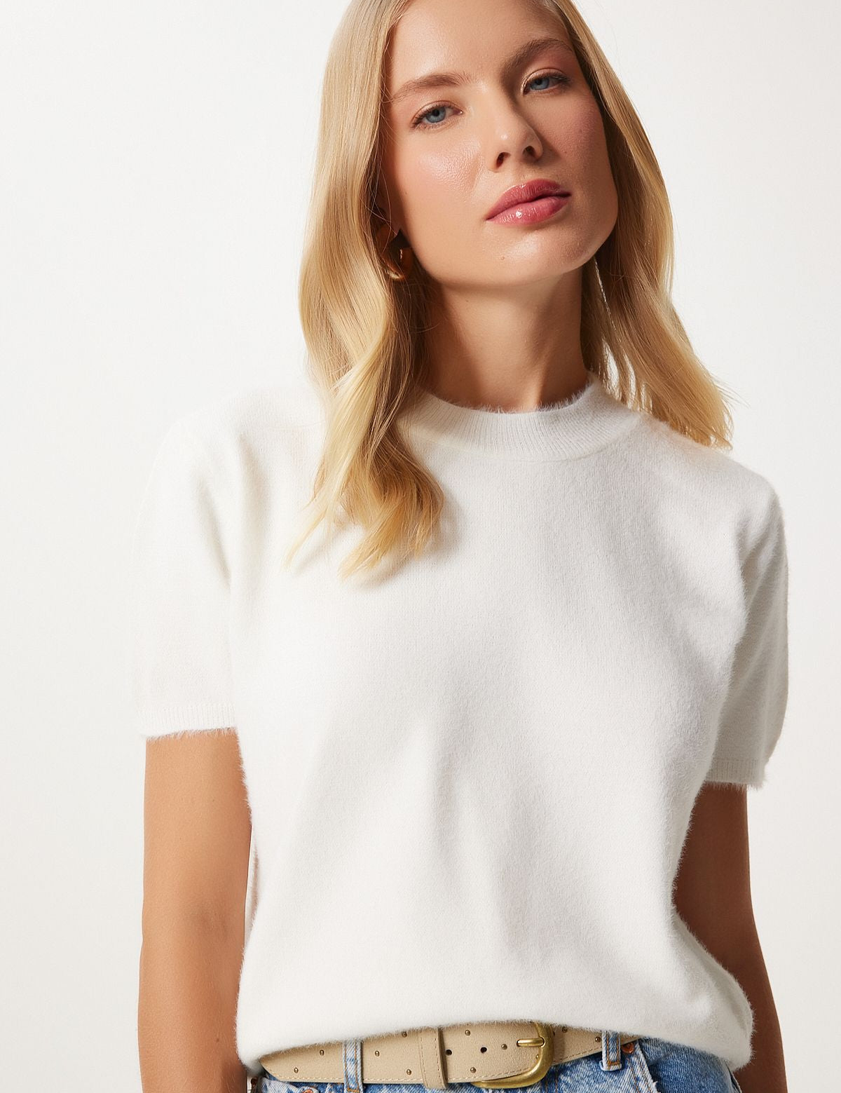 Indulge in luxury with our White Short Sleeve Cashmere Sweater. Soft, elegant, and versatile, this knit top is perfect for any season. Shop now for a chic wardrobe essential and enjoy free shipping!
