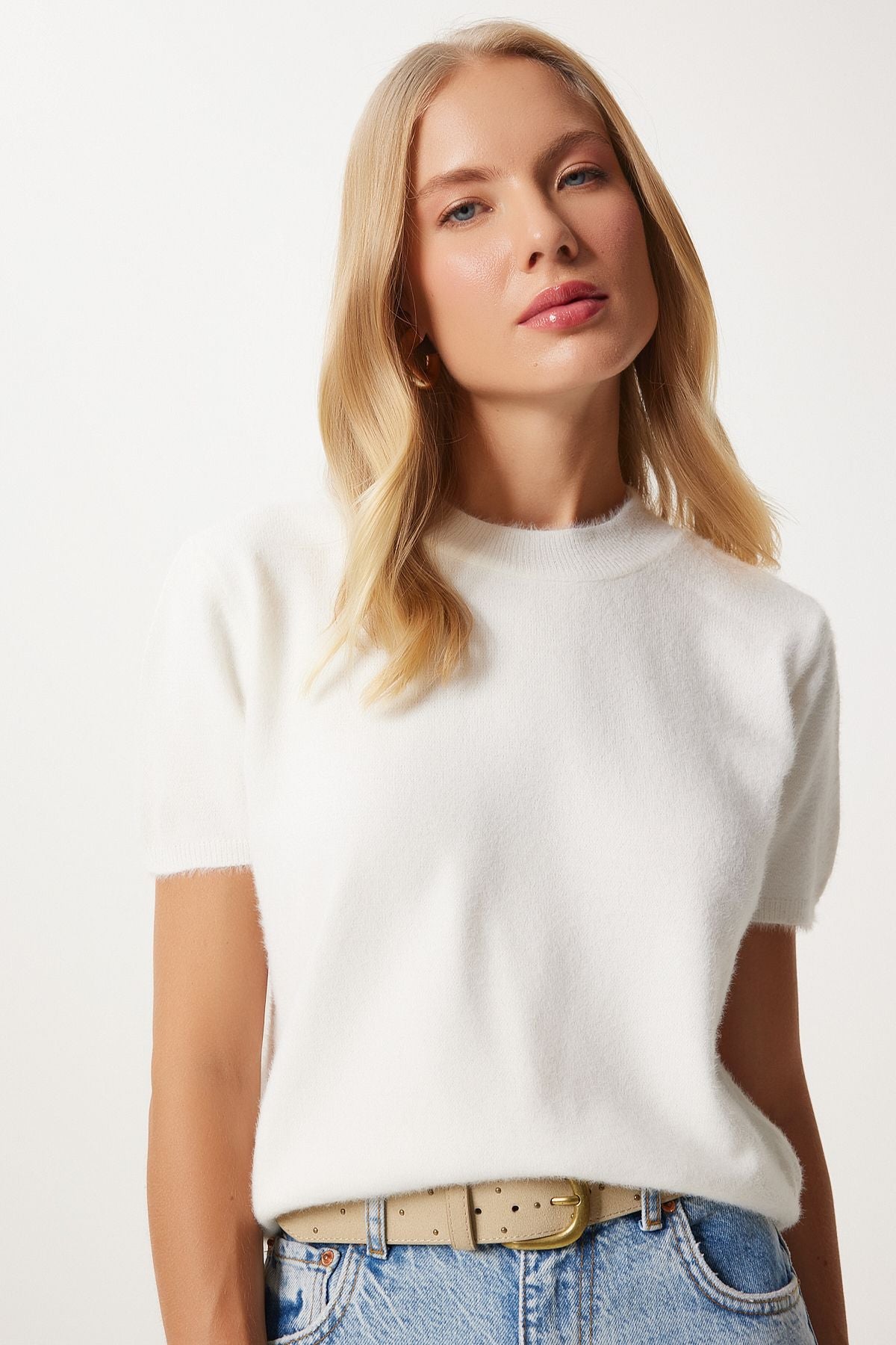 Indulge in luxury with our White Short Sleeve Cashmere Sweater. Soft, elegant, and versatile, this knit top is perfect for any season. Shop now for a chic wardrobe essential and enjoy free shipping!
