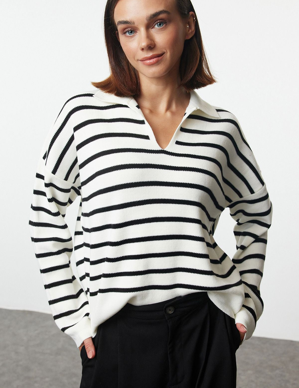 Black and white striped sweater
	•	Collared striped sweater women’s
	•	Classic striped pullover
	•	Black and white casual sweater
	•	Striped sweater for women
	•	Versatile striped knitwear
	•	Women’s relaxed fit sweate