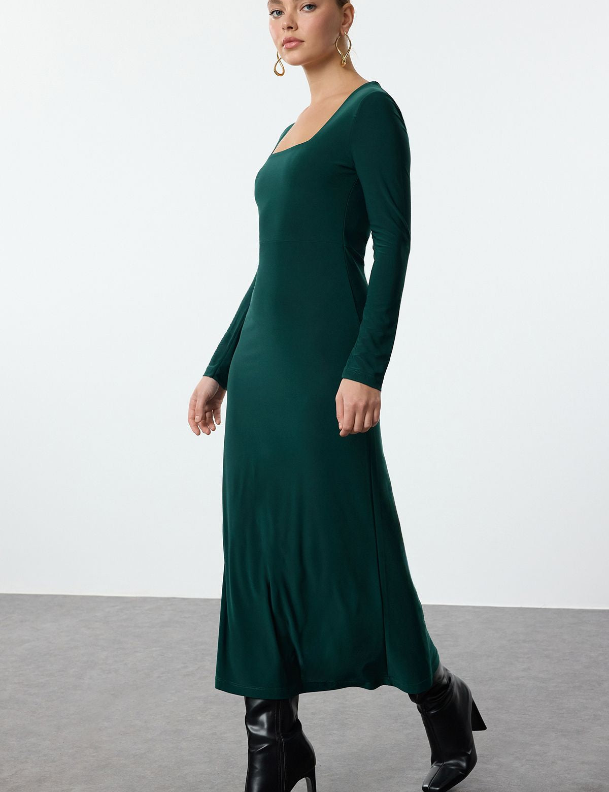 Square neck midi dress
• Emerald green evening dress
• Long sleeve bodycon dress
• Elegant green dress
• Women’s formal midi dress
• Square neckline dress
• Green long sleeve dress
• Chic evening dress
• Bodycon midi dress
• Special occasion dress