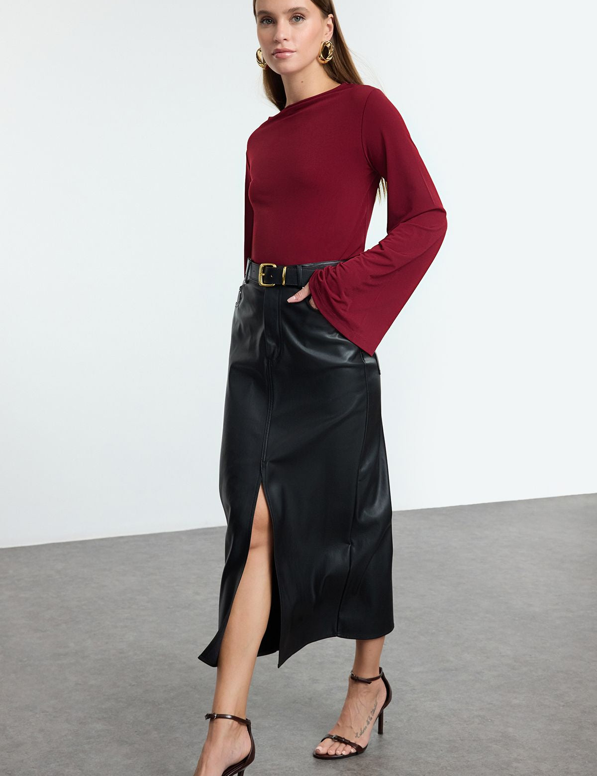 Burgundy long-sleeve top for women
	•	Stretchy blouse with boat neckline
	•	Elegant burgundy blouse for fall
	•	Women’s fitted casual top
	•	Long-sleeve top for work and evenings
	•	Versatile burgundy top outfit ideas
	•	Women’s boat-neck blouse
	•	Burgundy top for office and casual wear
	•	Soft fabric long-sleeve top
	•	Fall wardrobe essential top