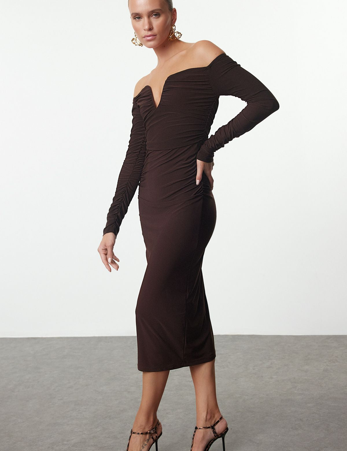 Off-shoulder bodycon dress
• Rushed midi dress
• Brown evening dress
• Elegant off-shoulder dress
• Women’s cocktail dress
• Long sleeve bodycon dress
• Figure-hugging midi dress
• Stylish party dress
• Chic brown dress
• Special occasion dress