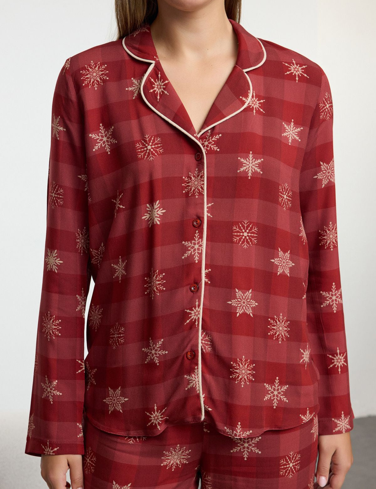 Women’s holiday pajama set
	•	Festive red plaid sleepwear
	•	Christmas pajamas with snowflake print
	•	Button-up holiday lounge set for women
	•	Cozy winter sleepwear for women
	•	Two-piece plaid pajama set for women
	•	Holiday-themed pajama gift ideas
	•	Soft Christmas sleepwear outfit
	•	Red and plaid festive pajama set
	•	Women’s comfortable winter loungewear