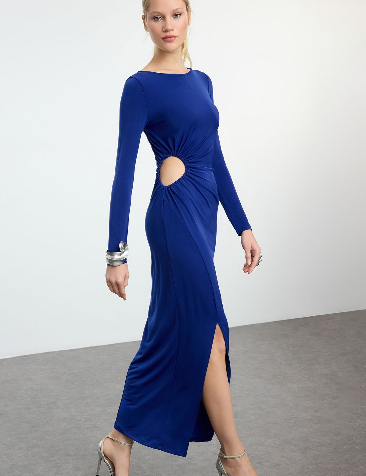 Cut-out side maxi dress
• Royal blue evening gown
• Rushed long sleeve dress
• Blue formal dress
• Elegant cut-out dress
• Women’s evening dress
• Slit maxi dress
• Long sleeve blue gown
• Chic party dress
• Sophisticated formal dress