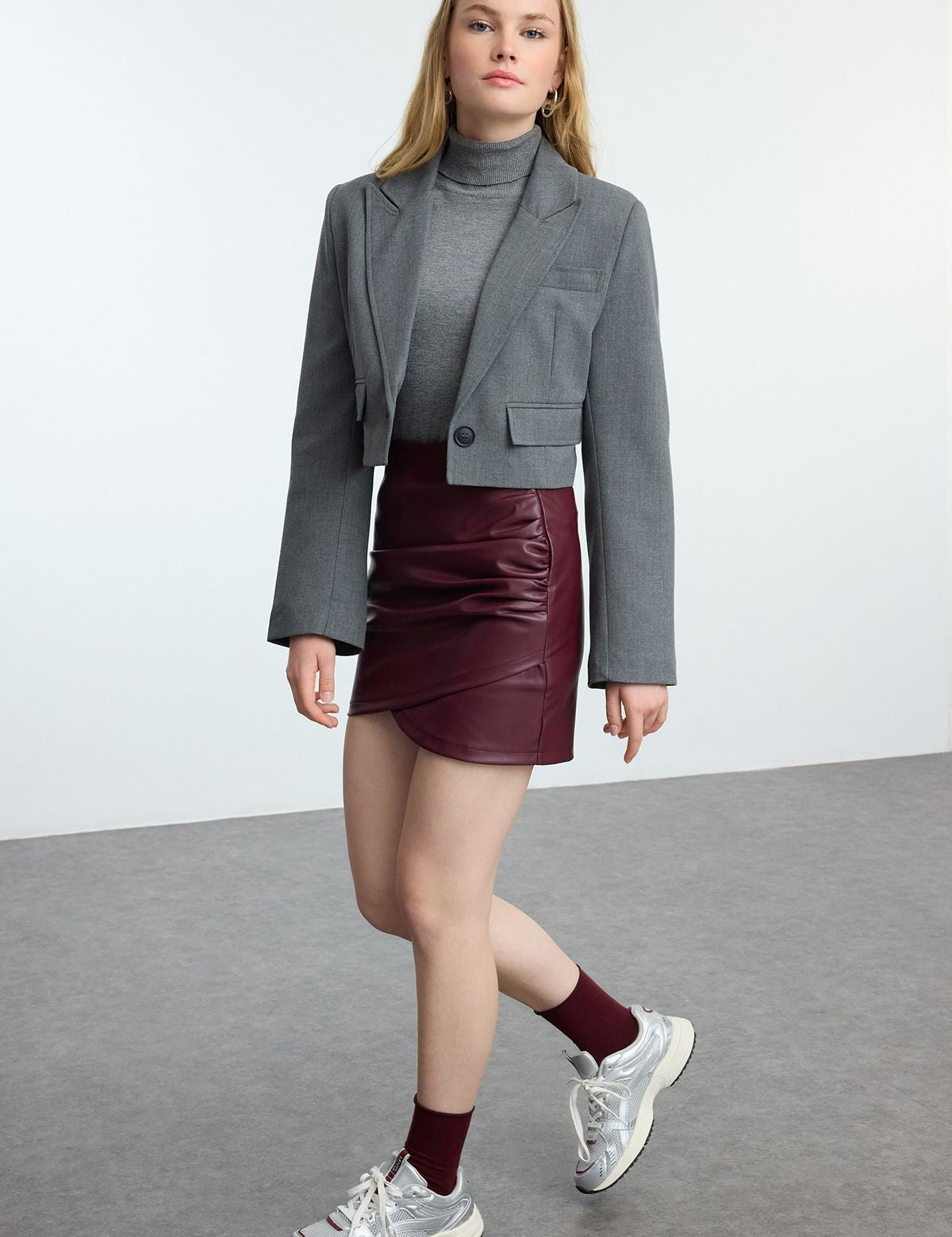             Burgundy faux leather skirt
	•	High-waisted leather skirt
	•	Women’s ruched mini skirt
	•	Faux leather mini skirt
	•	Stylish high-waist skirt