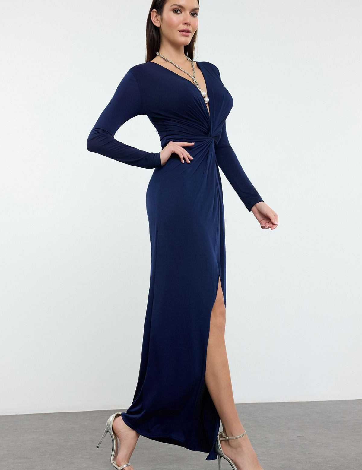             Navy blue maxi dress
	•	Long-sleeve evening gown
	•	Formal dress with V-neck and  
             slit
	•	Elegant dress for special 
             occasions
	•	Navy blue formal gown