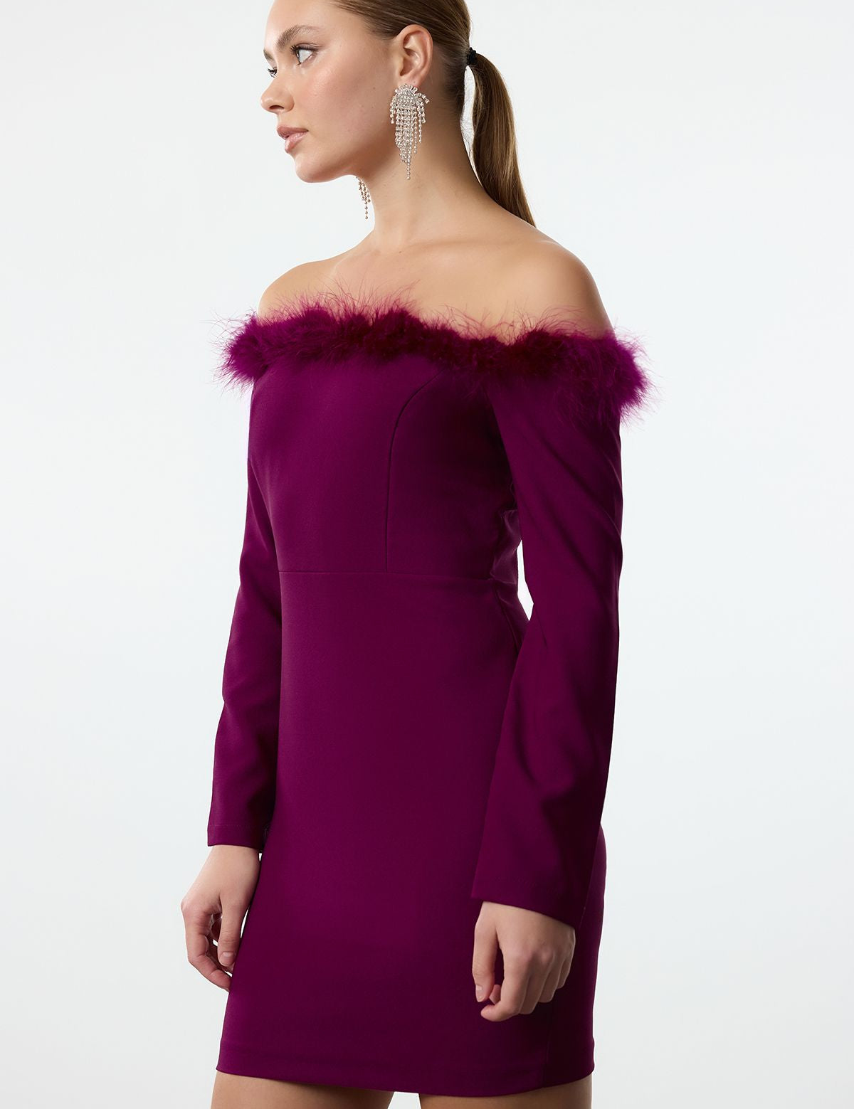 Off-shoulder plum mini dress
	•	Feather neckline party dress
	•	Elegant evening dress with feathers
	•	Long sleeve cocktail dress
	•	Women’s plum party dress
	•	Glamorous off-shoulder dress for events