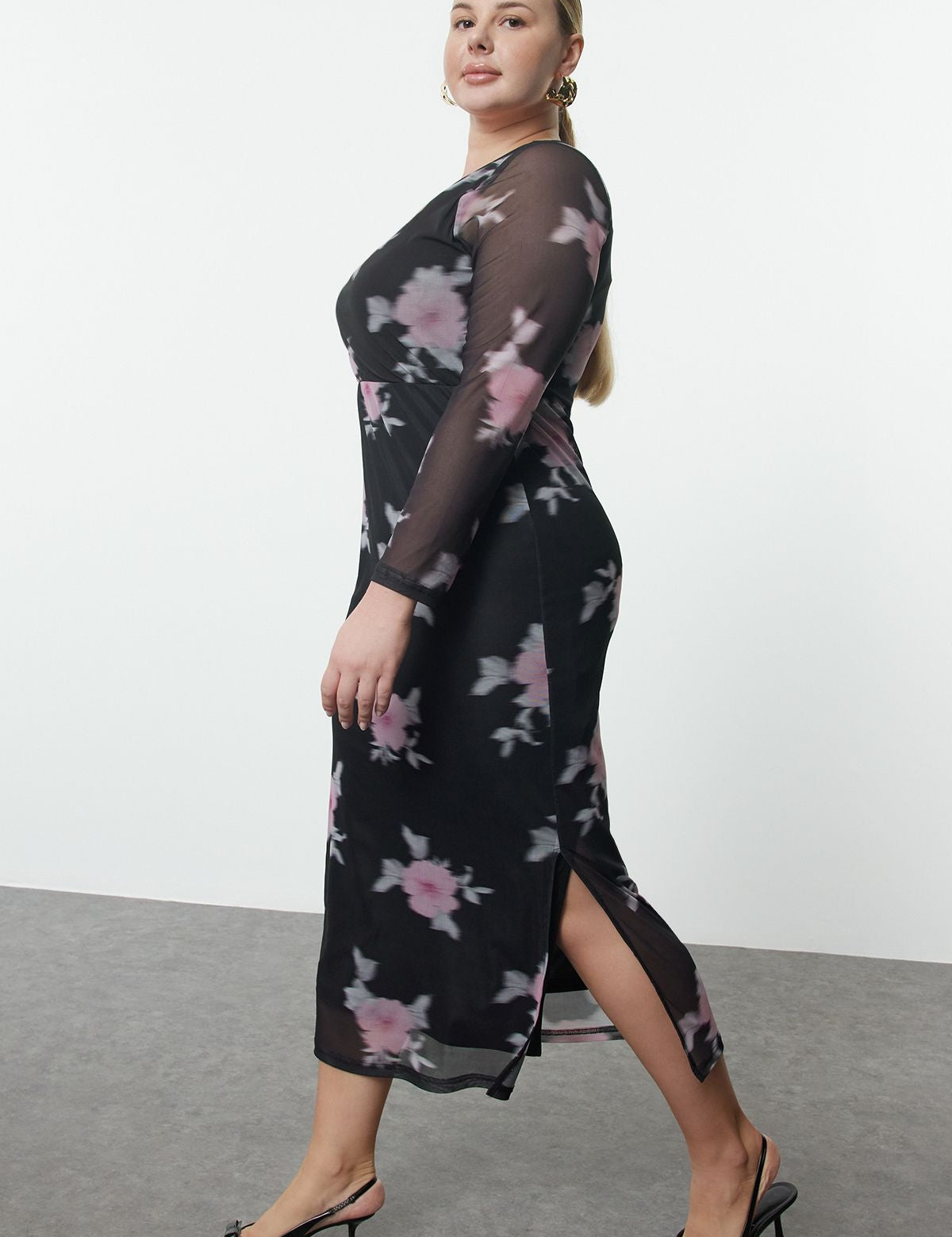 Plus size floral mesh dress
	•	Black floral bodycon midi dress
	•	Long sleeve mesh evening dress
	•	Women’s plus size floral print dress
	•	Elegant black midi dress for women
	•	Romantic floral dress with sheer sleeves
	•	Special occasion dresses plus size