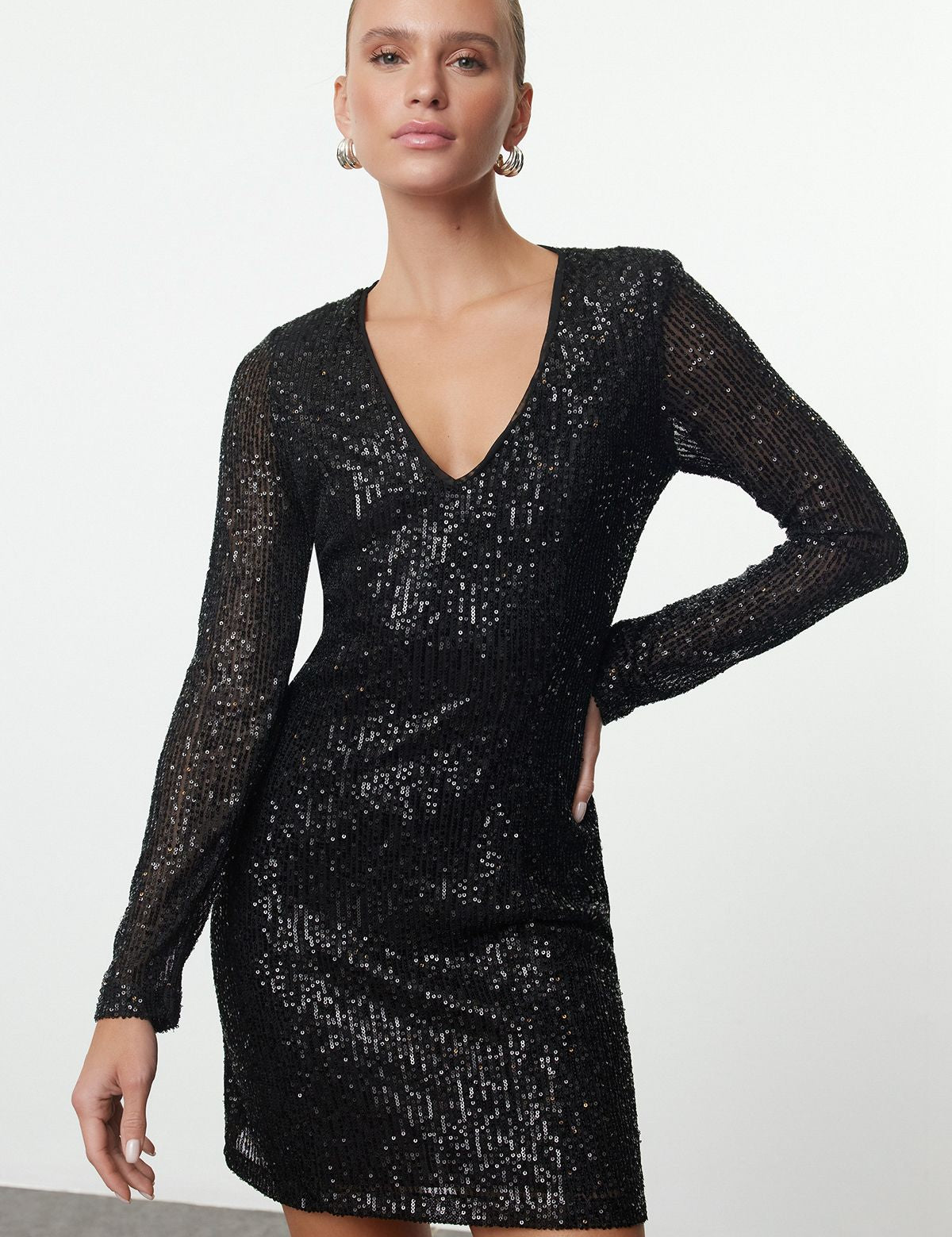 Black sequin dress
	•	V-neck sequin party dress
	•	Long sleeve evening dress
	•	Holiday sparkle mini dress
	•	New Year’s Eve sequin dress
	•	Elegant black mini dress
	•	Women’s sequin cocktail dress
	•	Party dress with sequins